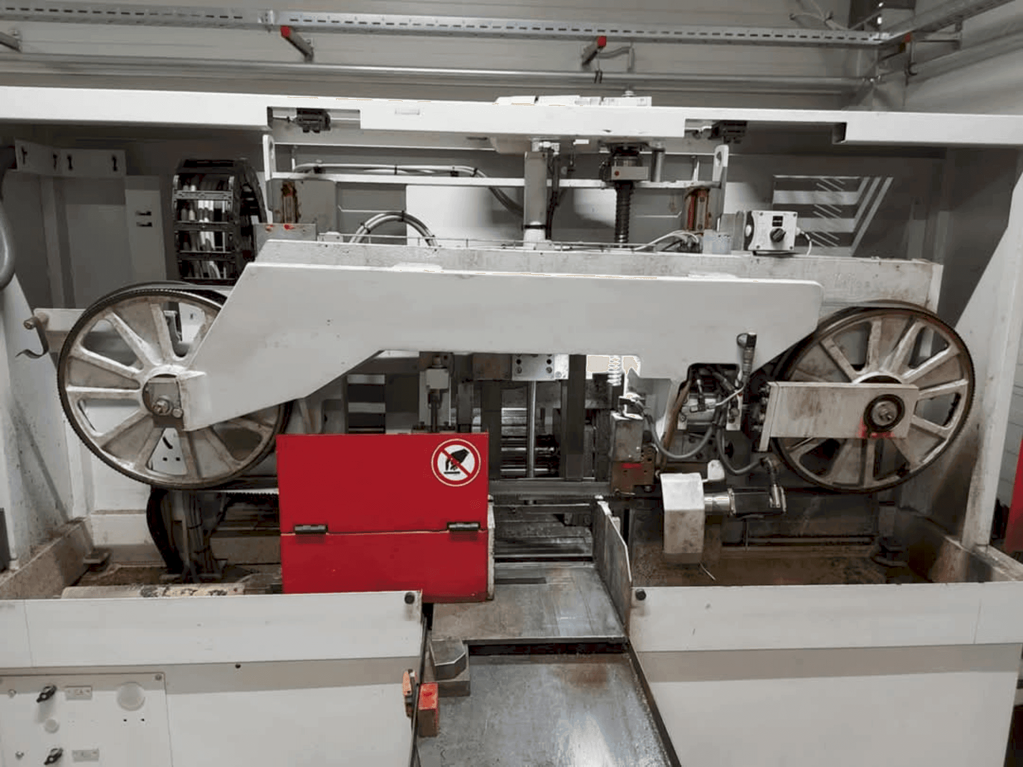 Čelní pohled  na Behringer HBE 321-A  stroj