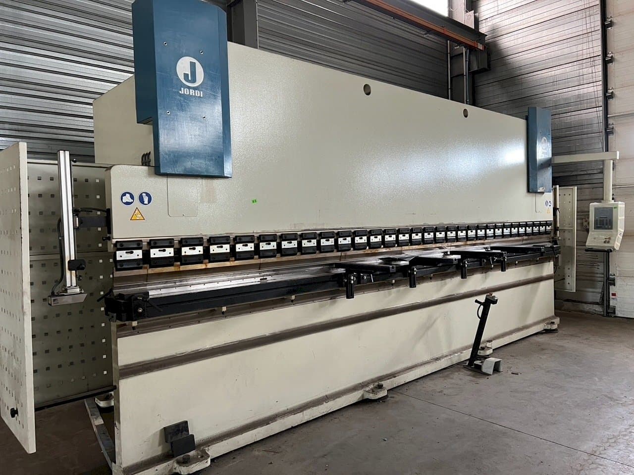 Čelní pohled  na JORDI PH 6225  stroj