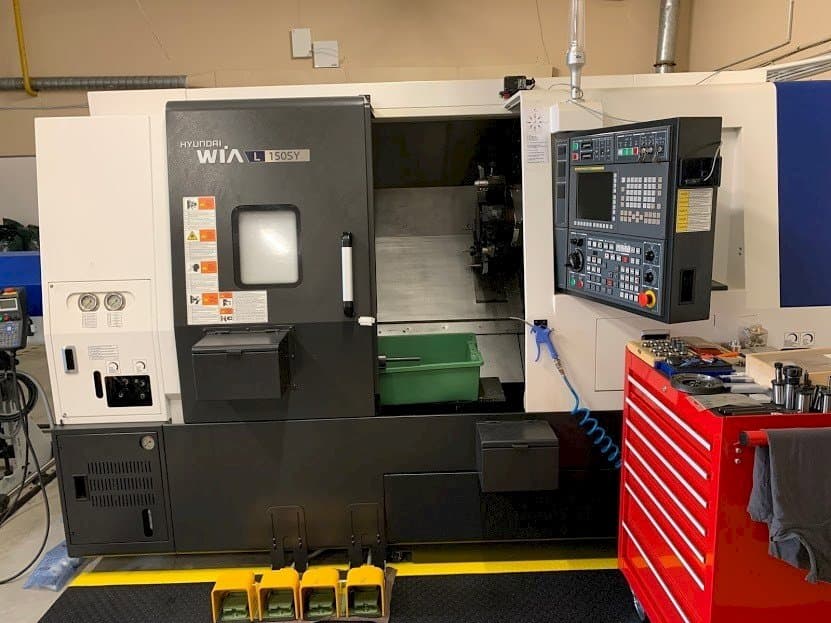 Čelní pohled na Hyundai Wia L150SY stroj