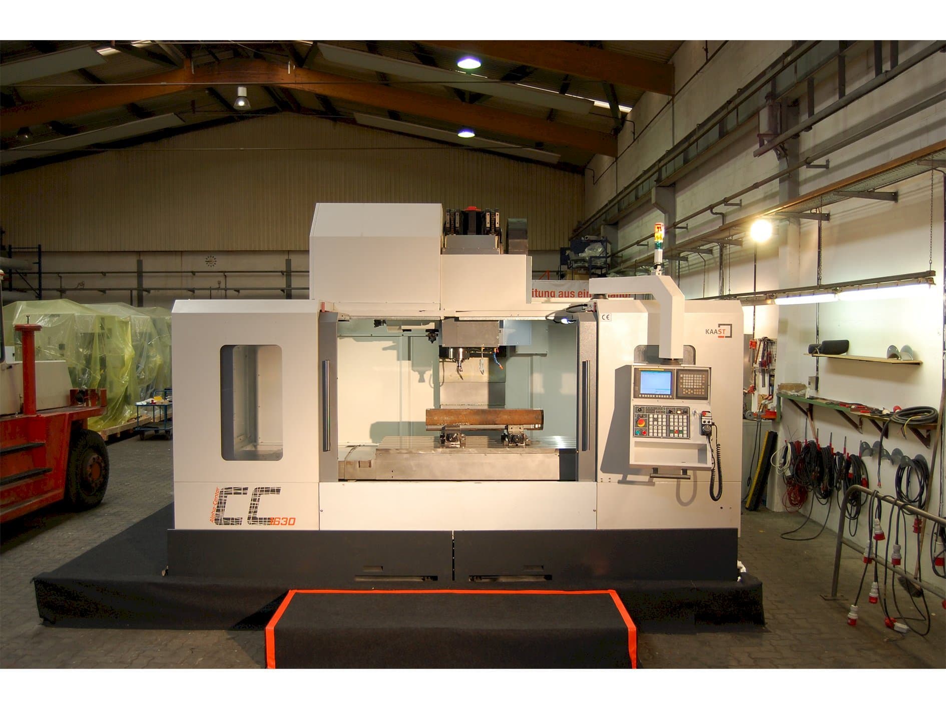 Čelní pohled  na Kaast CC1630  stroj