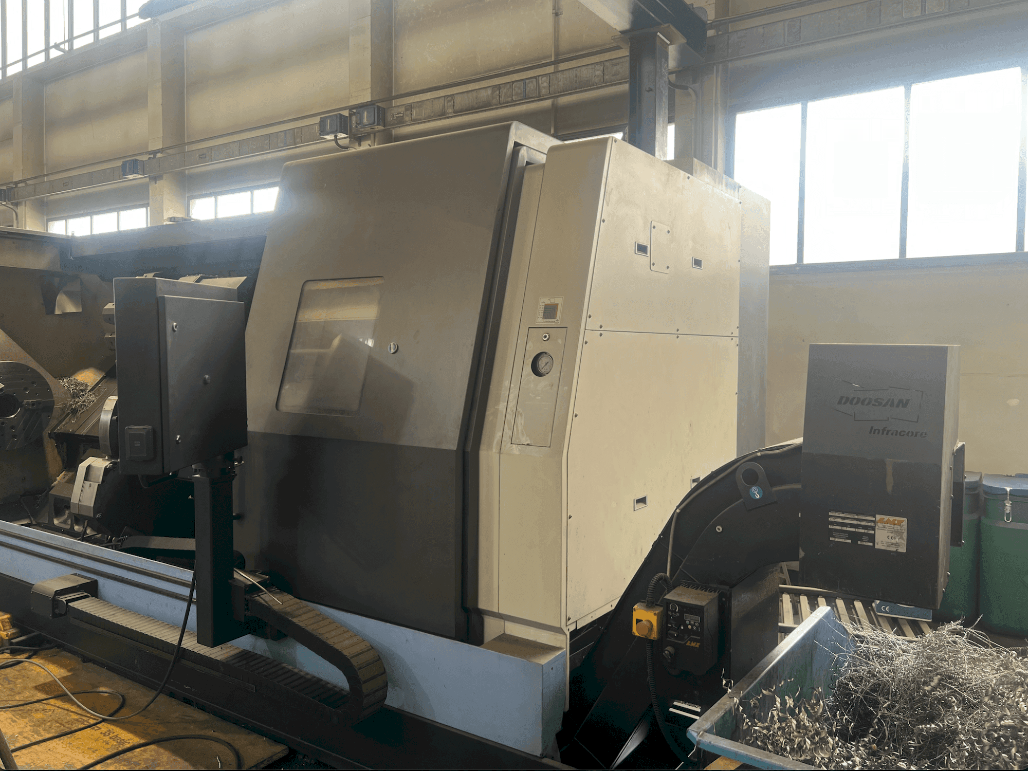 Čelní pohled  na DOOSAN Puma 700 LM  stroj