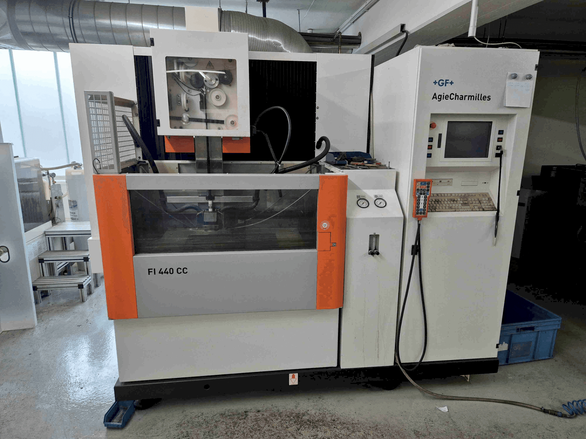 Čelní pohled  na CHARMILLES FI 440 CC  stroj