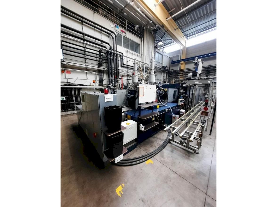 Čelní pohled  na Battenfeld HM13000/9200/7700  stroj