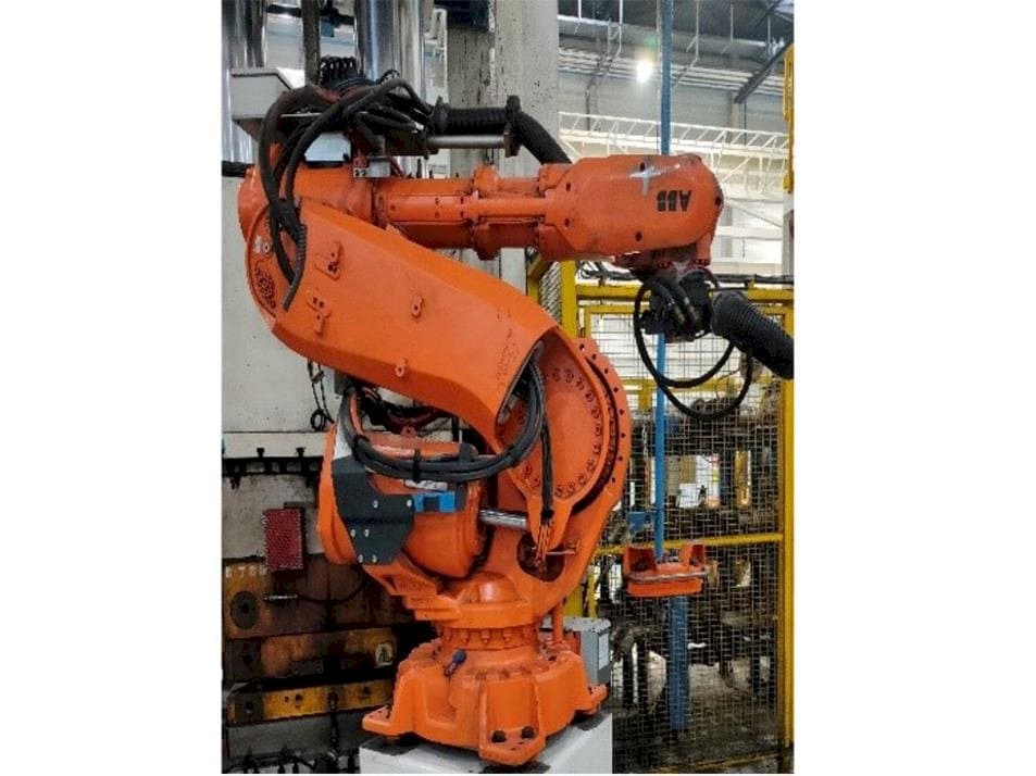 Čelní pohled  na ABB IRB 6640-185/2.8  stroj