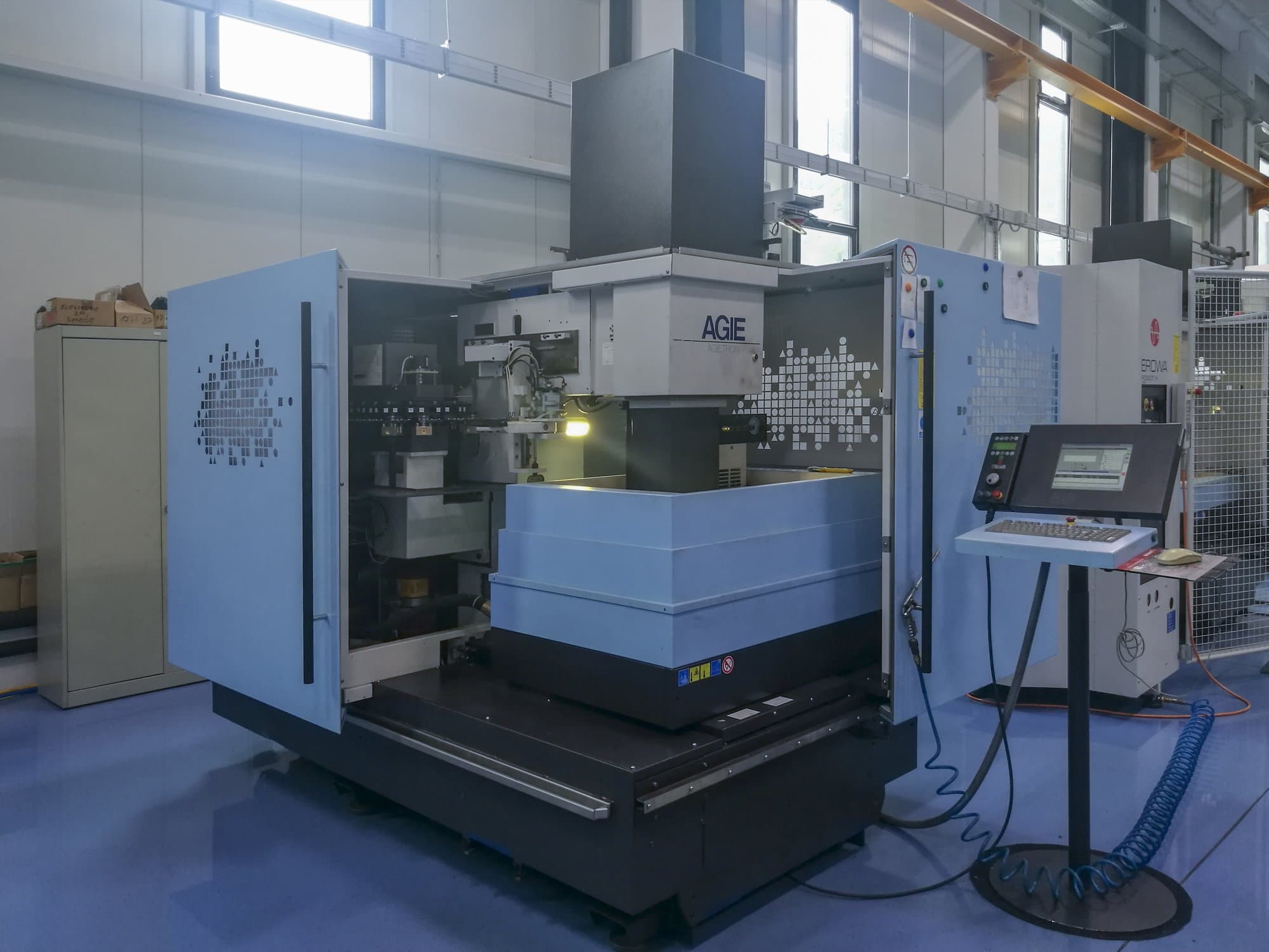 Čelní pohled  na AGIE AGIETRON INNOVATION 2 stroj