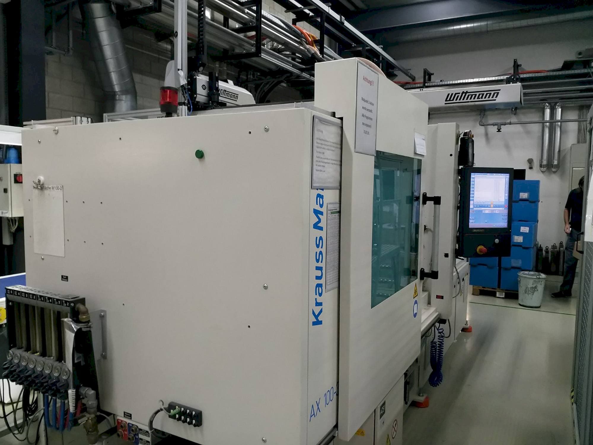 Čelní pohled  na Krauss Maffei 100-380 AX  stroj