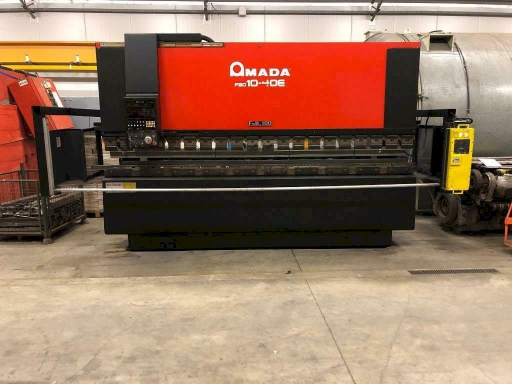 Čelní pohled  na AMADA 10-40E  stroj