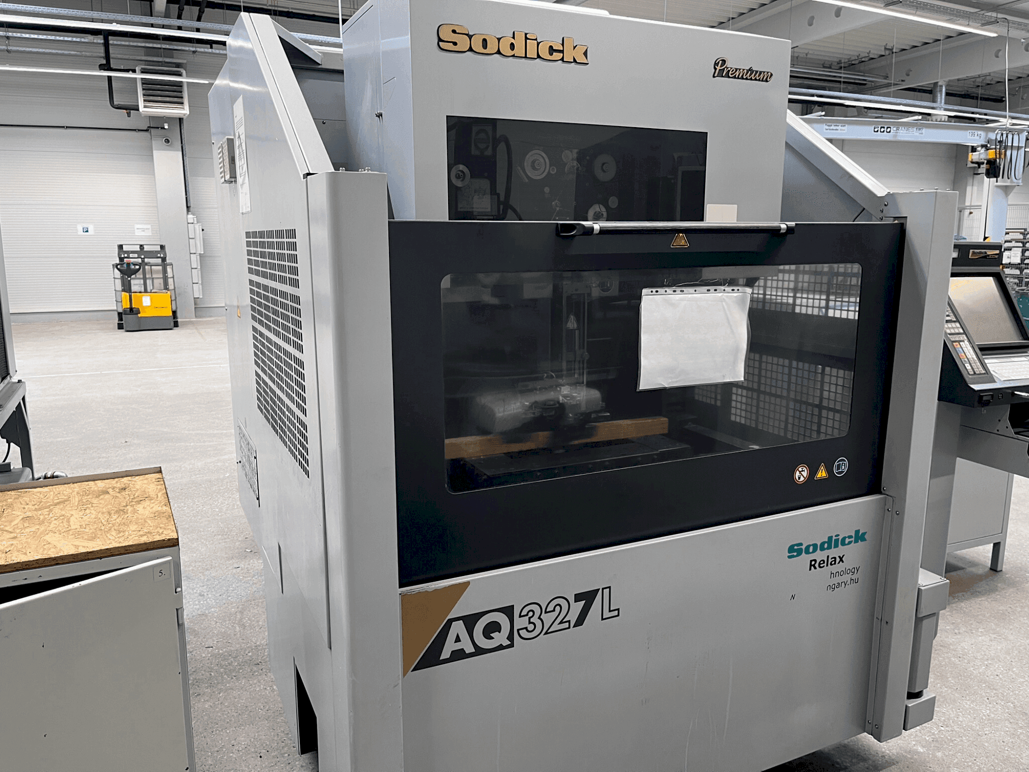 Čelní pohled  na Sodick AQ327L  stroj