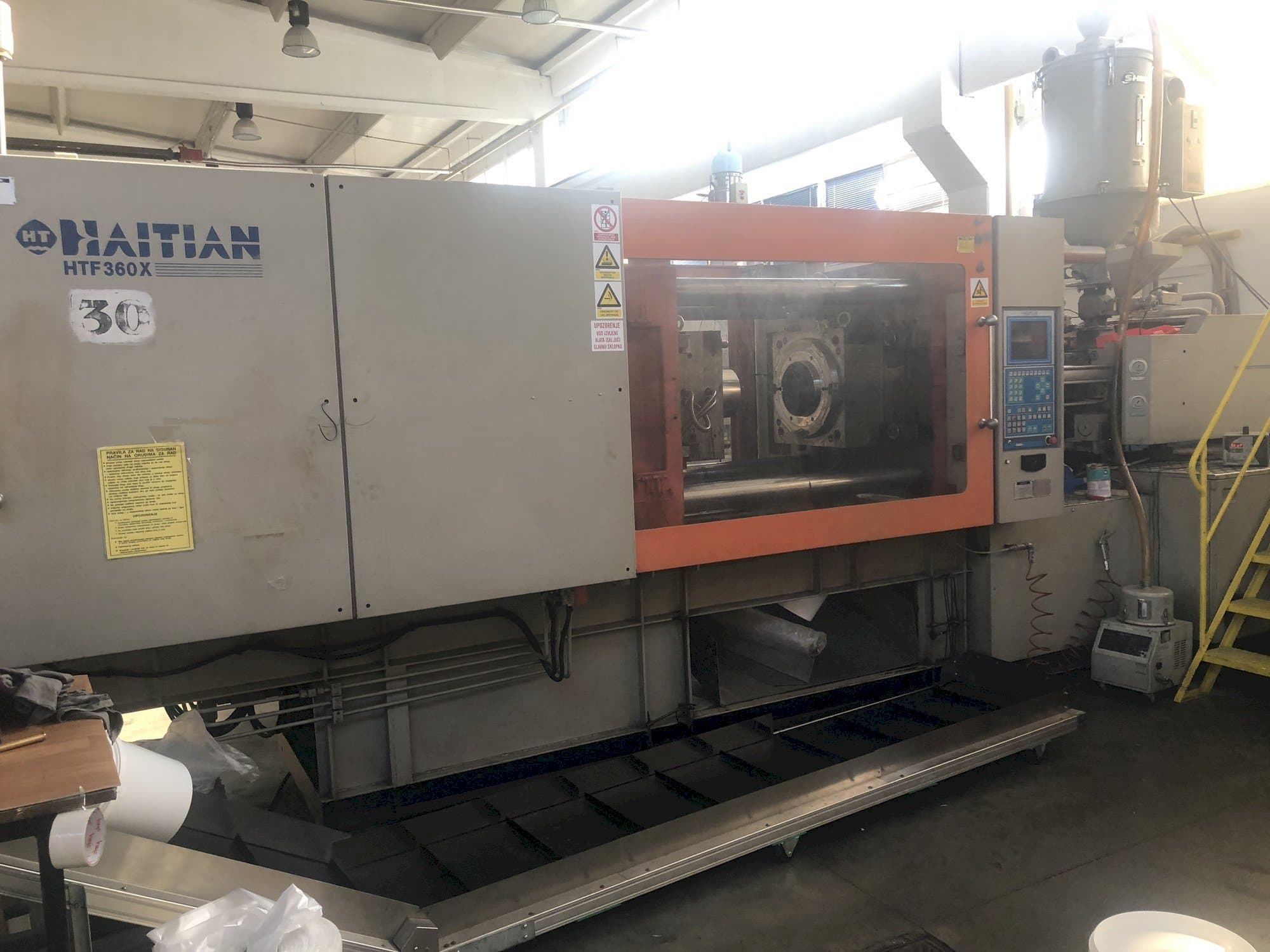 Čelní pohled  na HAITIAN HTF 360X  stroj