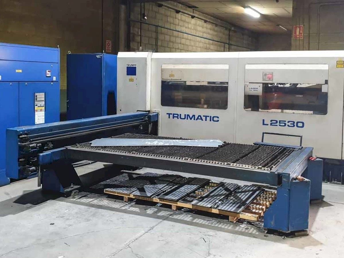 Čelní pohled  na Trumpf Trumatic L2530  stroj