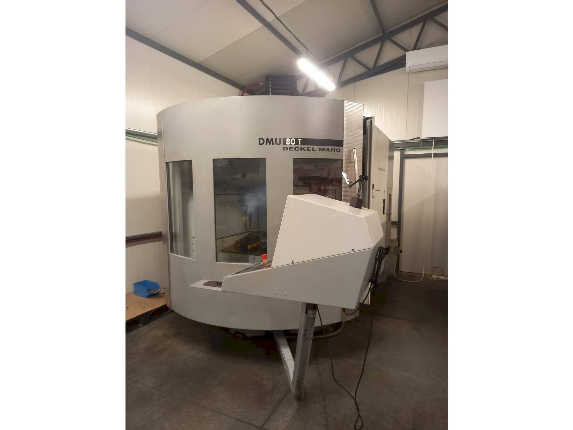 Čelní pohled  na DECKEL MAHO DMU 80T  stroj