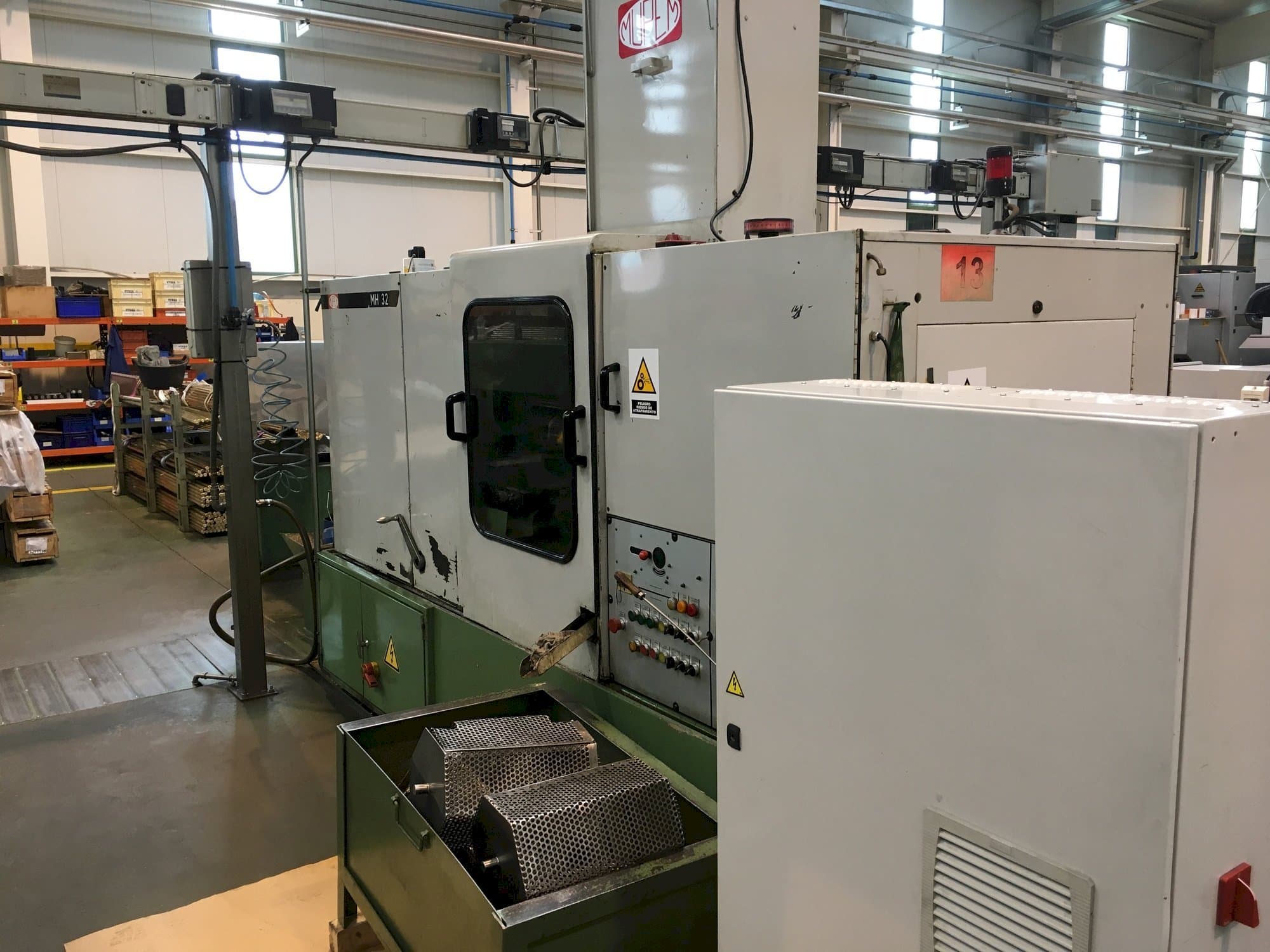 Čelní pohled  na Mupem MH 32  stroj