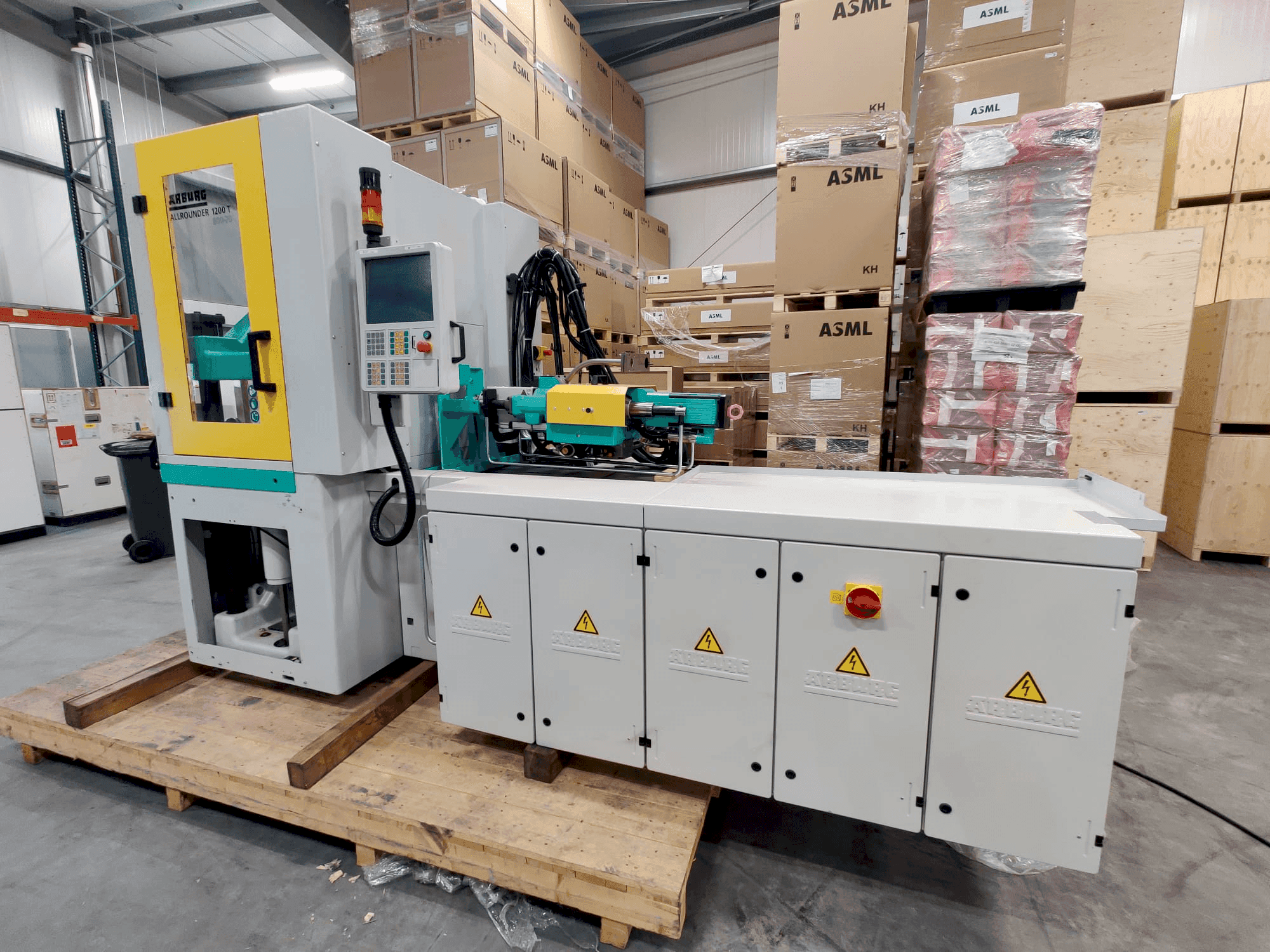 Čelní pohled  na Arburg ALLROUNDER 1200 T 800-70  stroj