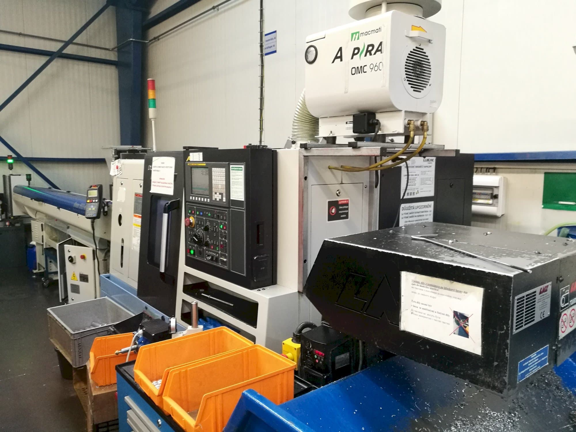 Čelní pohled  na Doosan Lynx 220GA  stroj