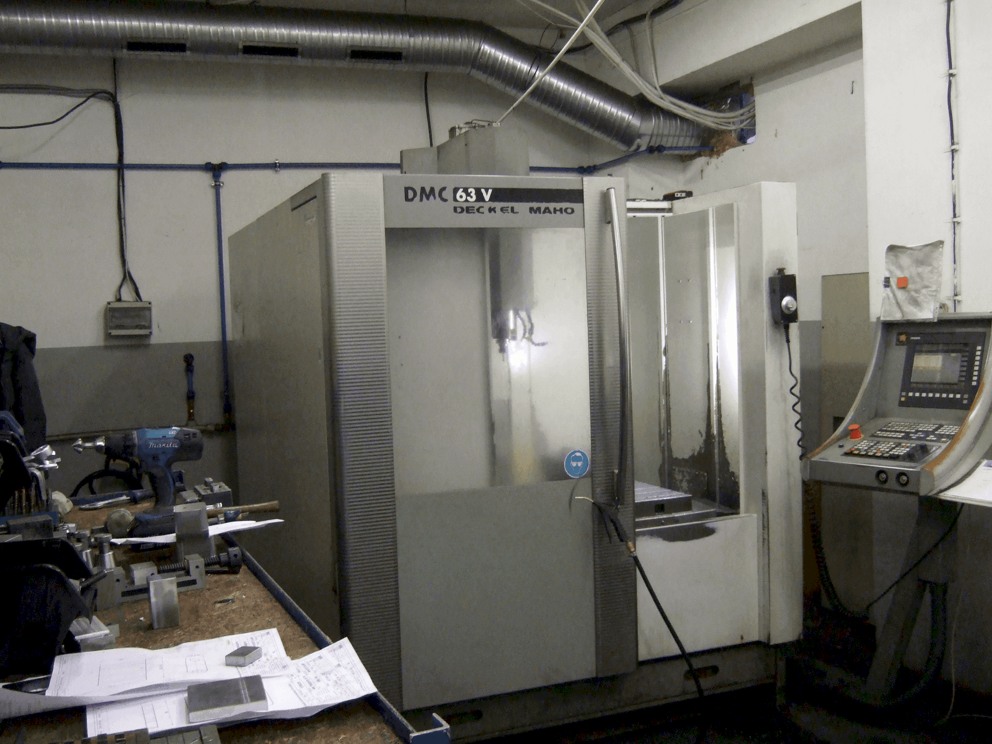 Čelní pohled  na DECKEL MAHO DMC 63V  stroj