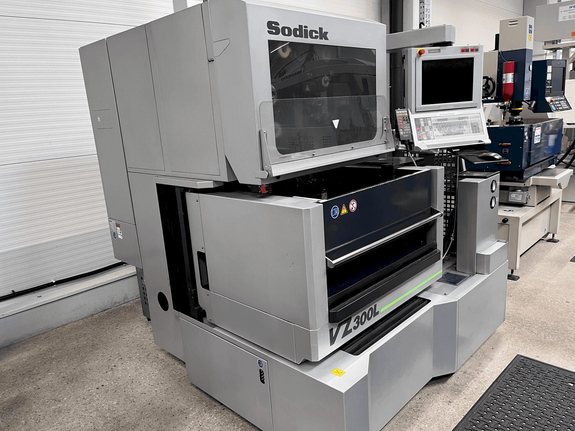 Levý boční pohled  na Sodick VZ 300L  stroj