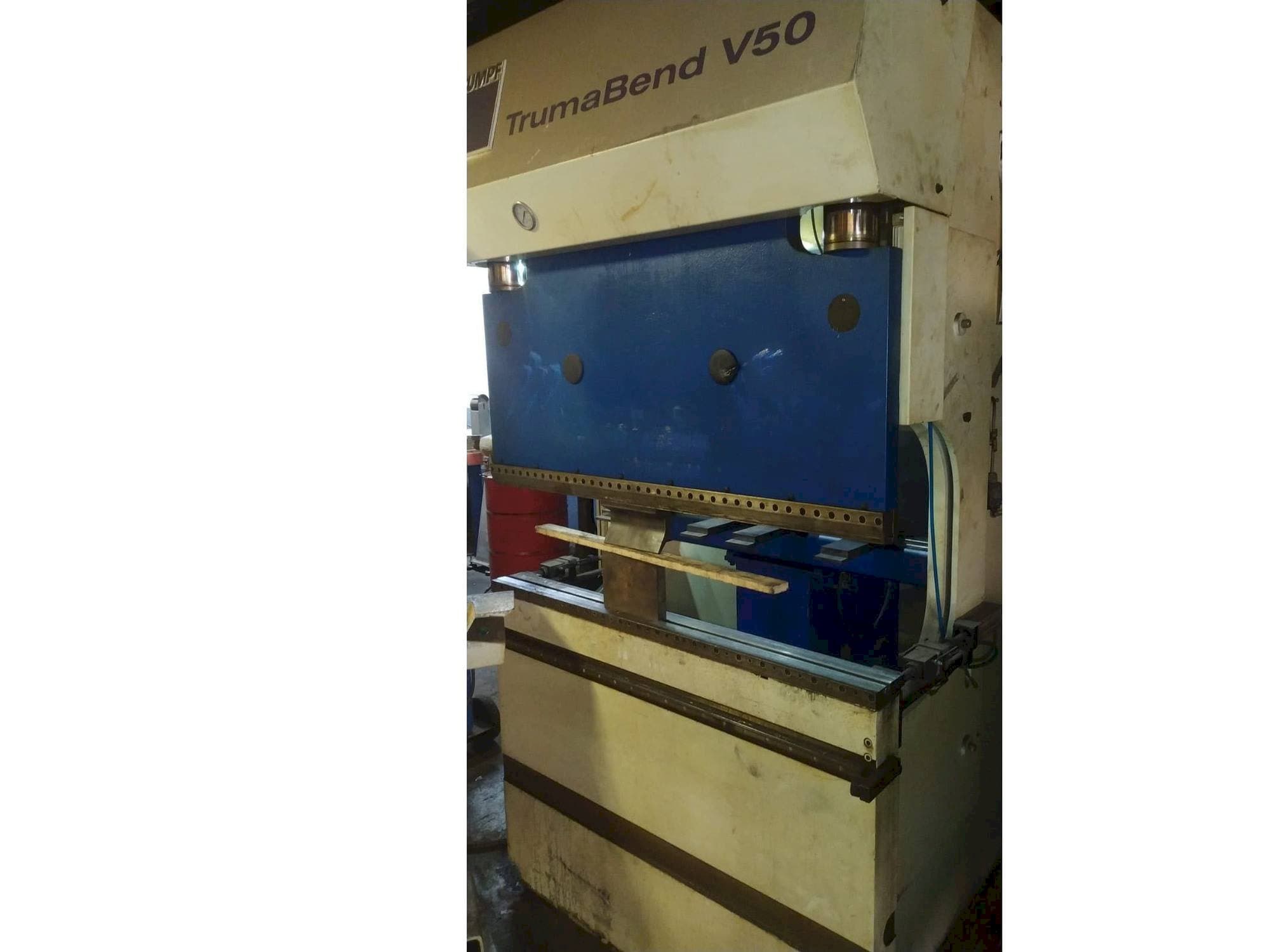 Čelní pohled  na Trumpf TrumaBend V50  stroj
