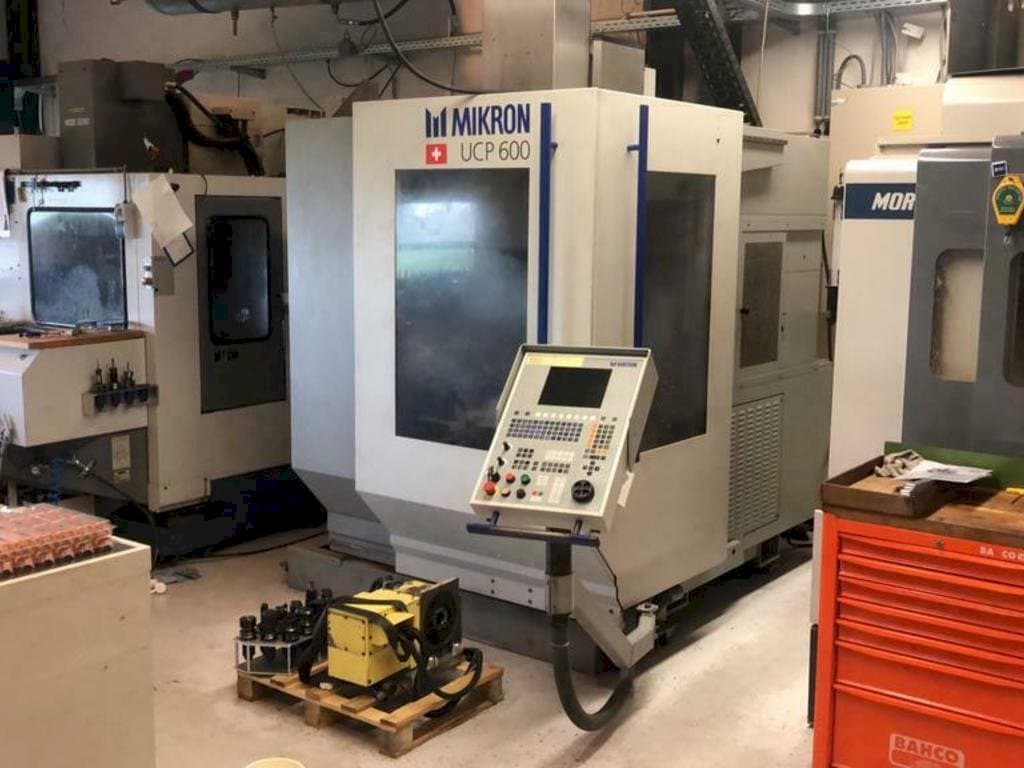 Čelní pohled  na MIKRON UCP600  stroj