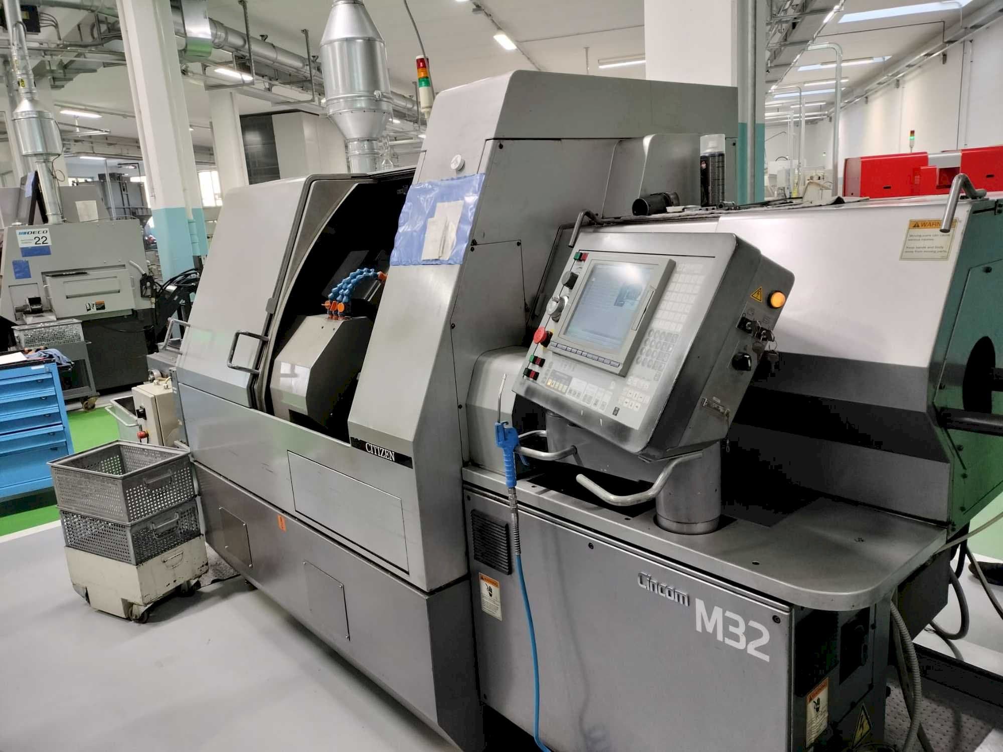 Čelní pohled  na Citizen CINCOM M32V  stroj