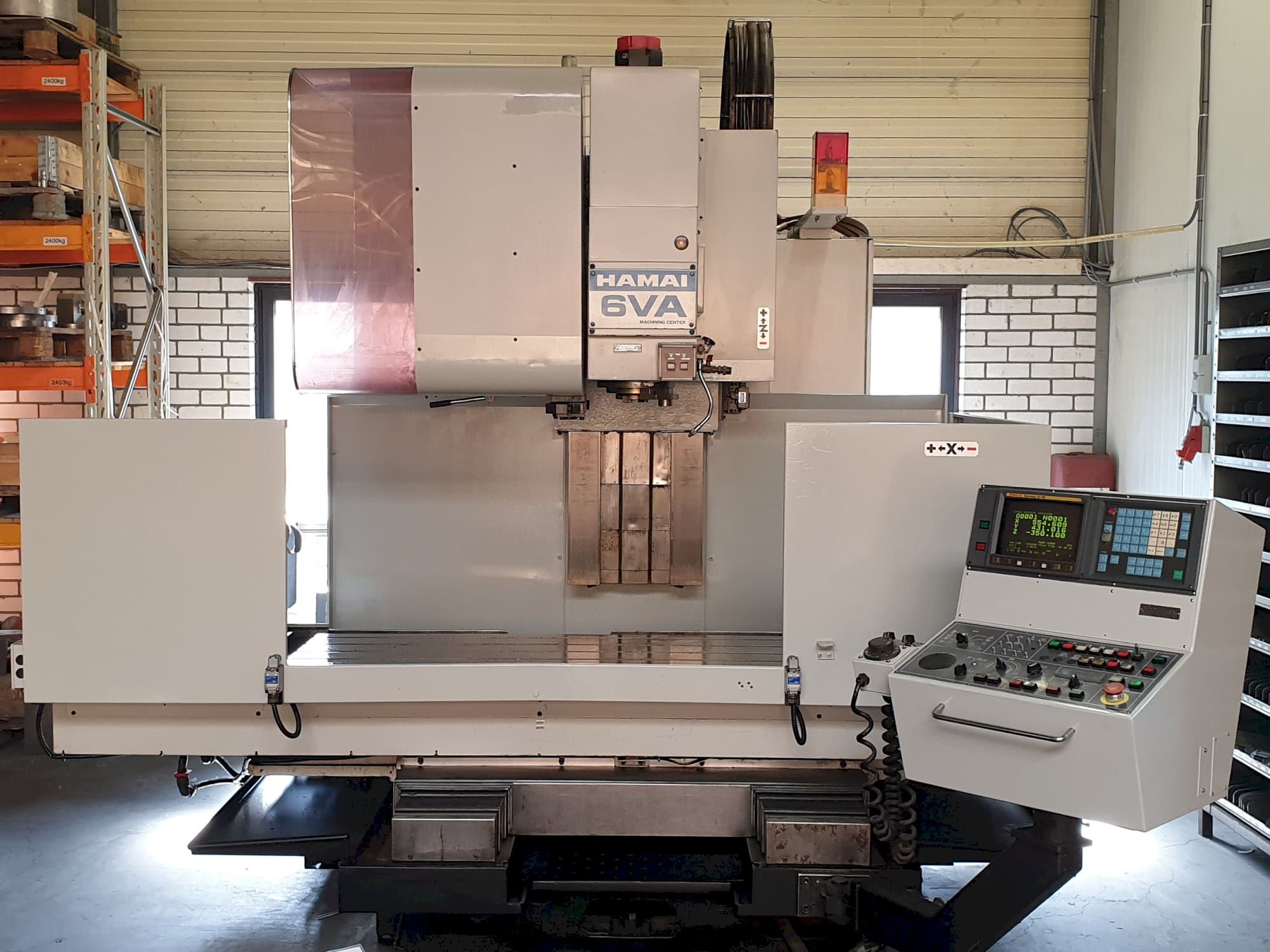 Čelní pohled  na HAMAI MC-6VA stroj