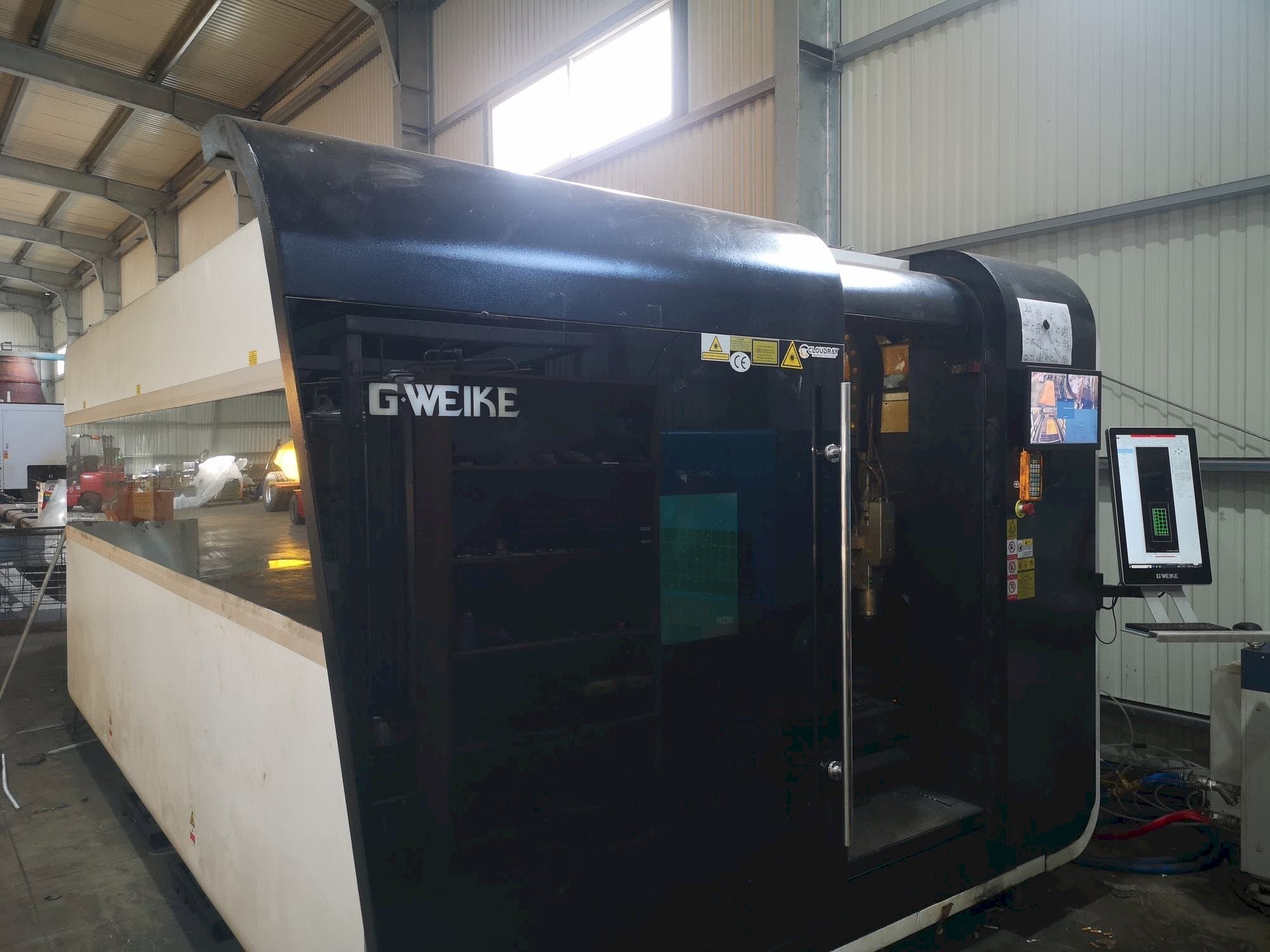 Čelní pohled  na GWEIKE LF 3015 GA CNC  stroj