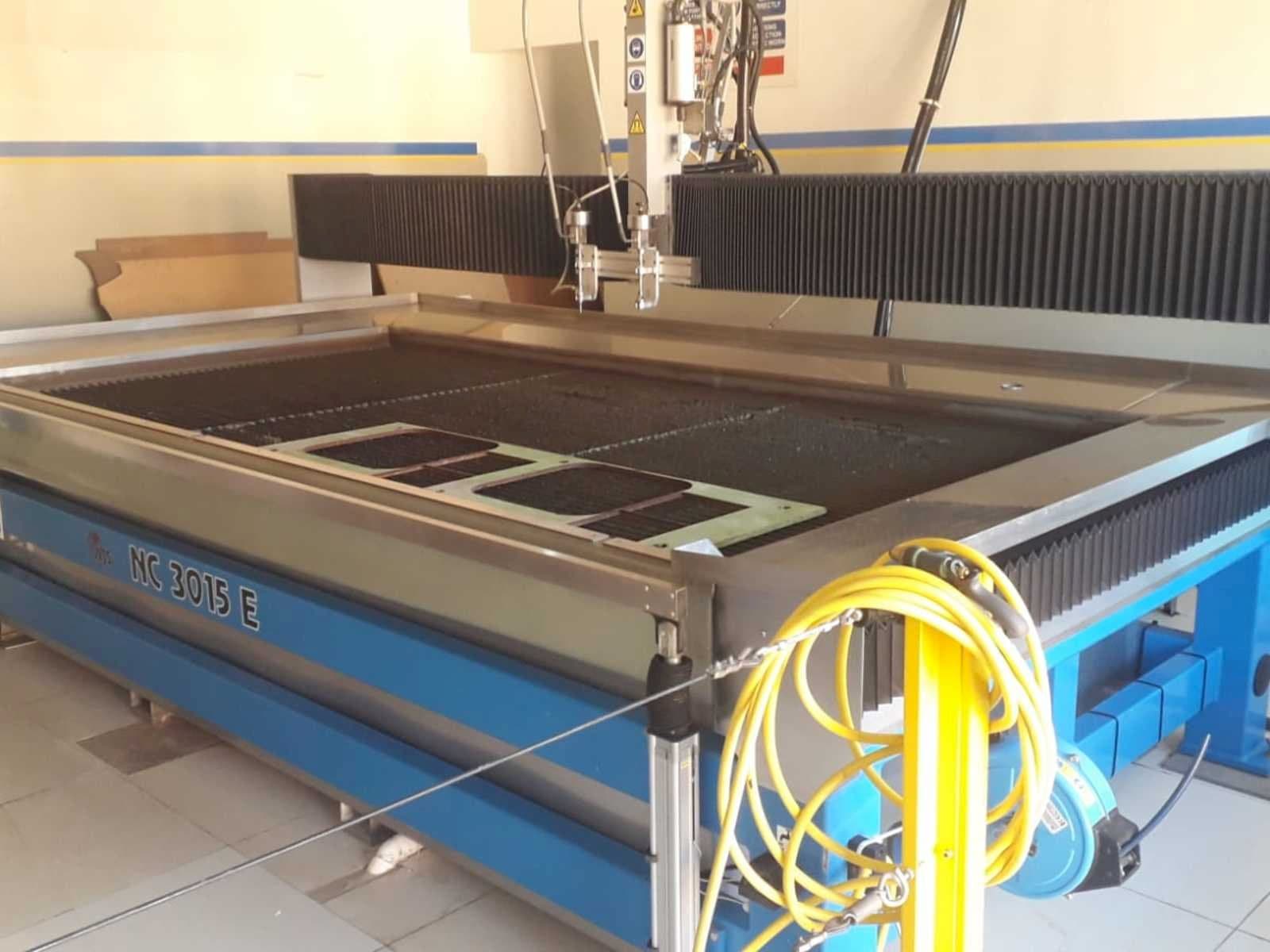 Čelní pohled  na Waterjet Sweeden NC 3015 e  stroj
