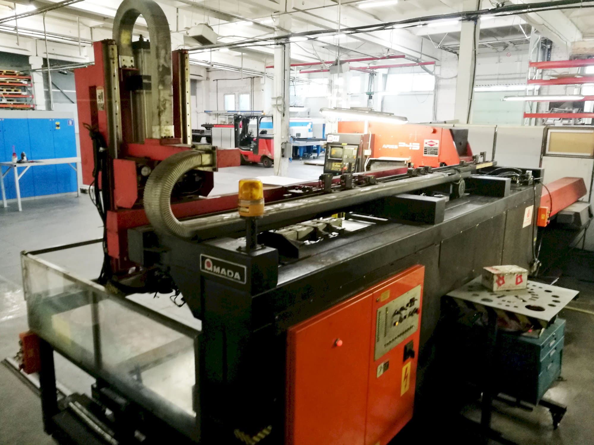 Levý boční pohled  na AMADA ARIES 245 stroj