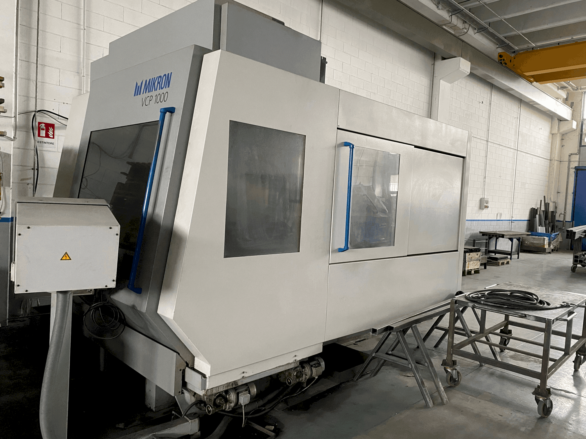 Čelní pohled  na MIKRON VCP 1000  stroj
