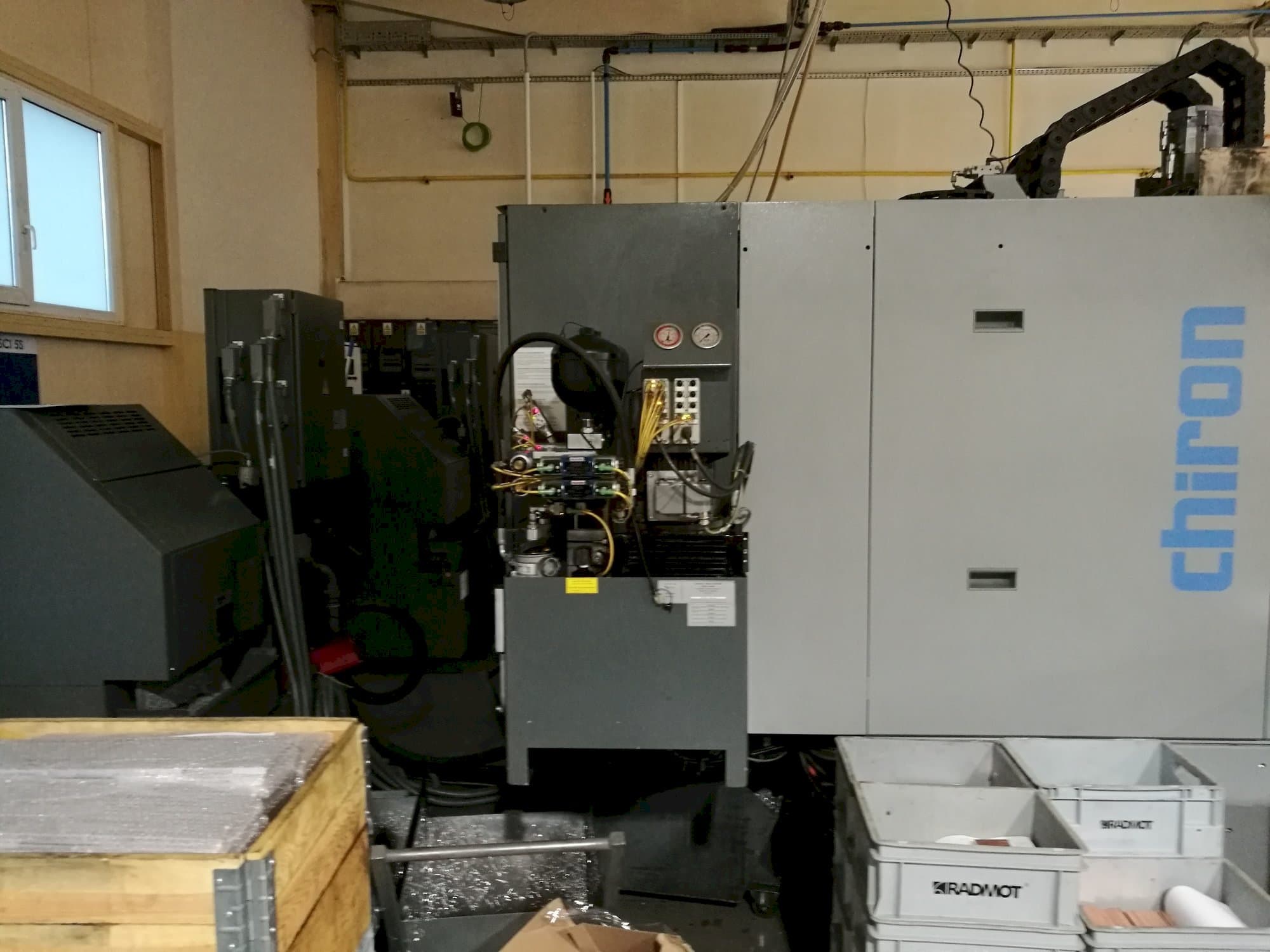 Čelní pohled  na CHIRON FZ 12 KS  stroj