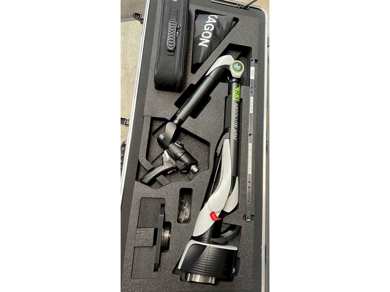 Čelní pohled  na Hexagon RA8 V1  stroj