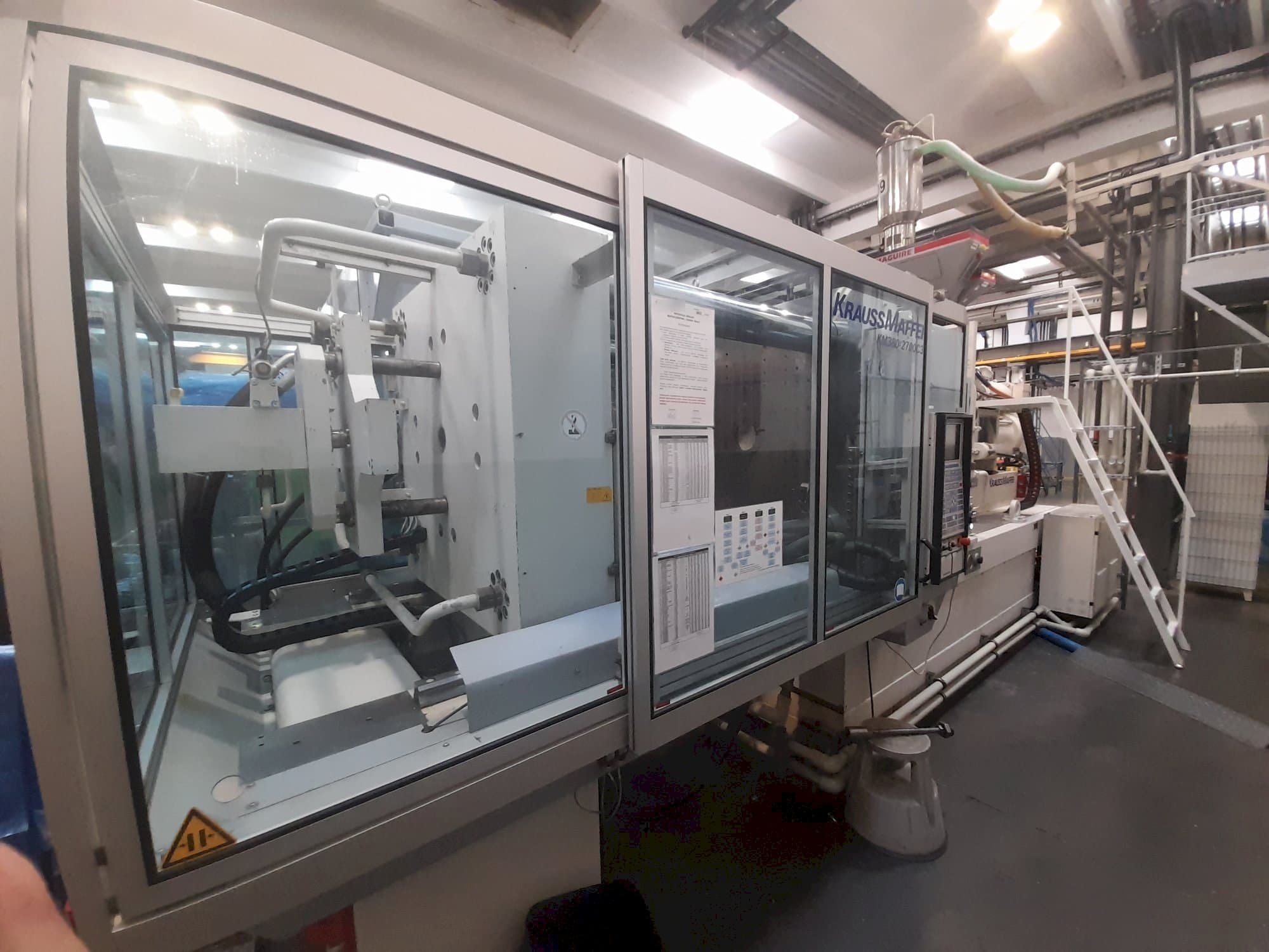 Levý boční pohled  na Krauss Maffei 380-2700 C3  stroj