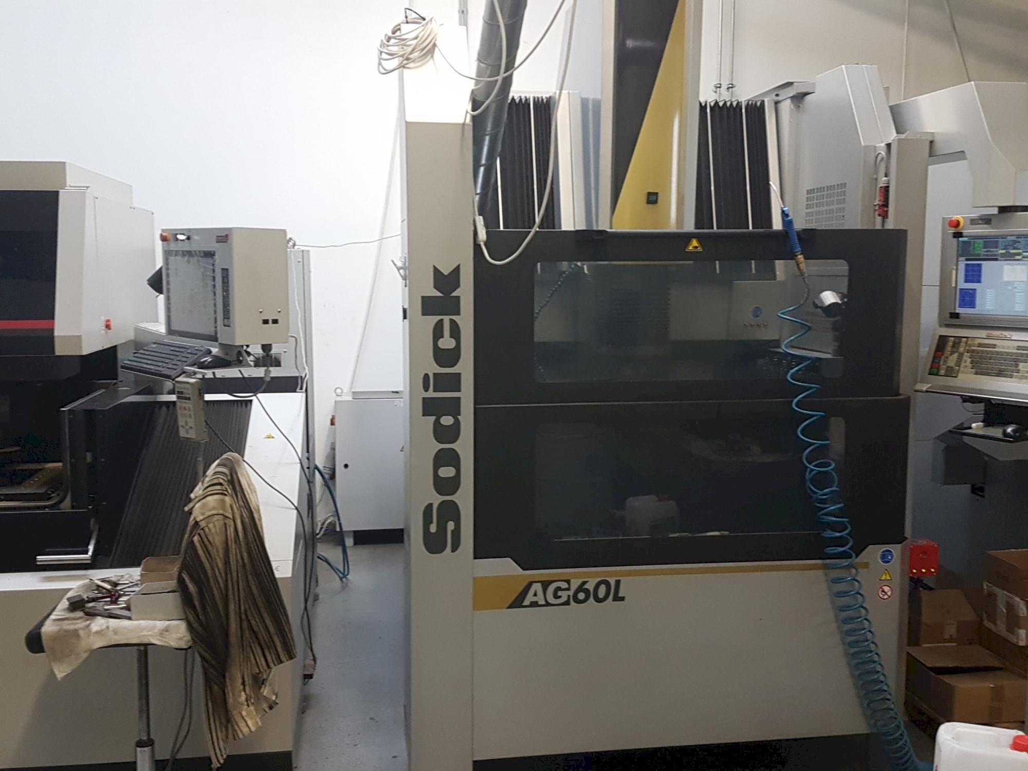 Čelní pohled  na Sodick AG60L  stroj
