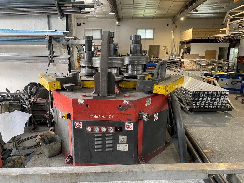 Čelní pohled  na Tauring Alfa 200  stroj