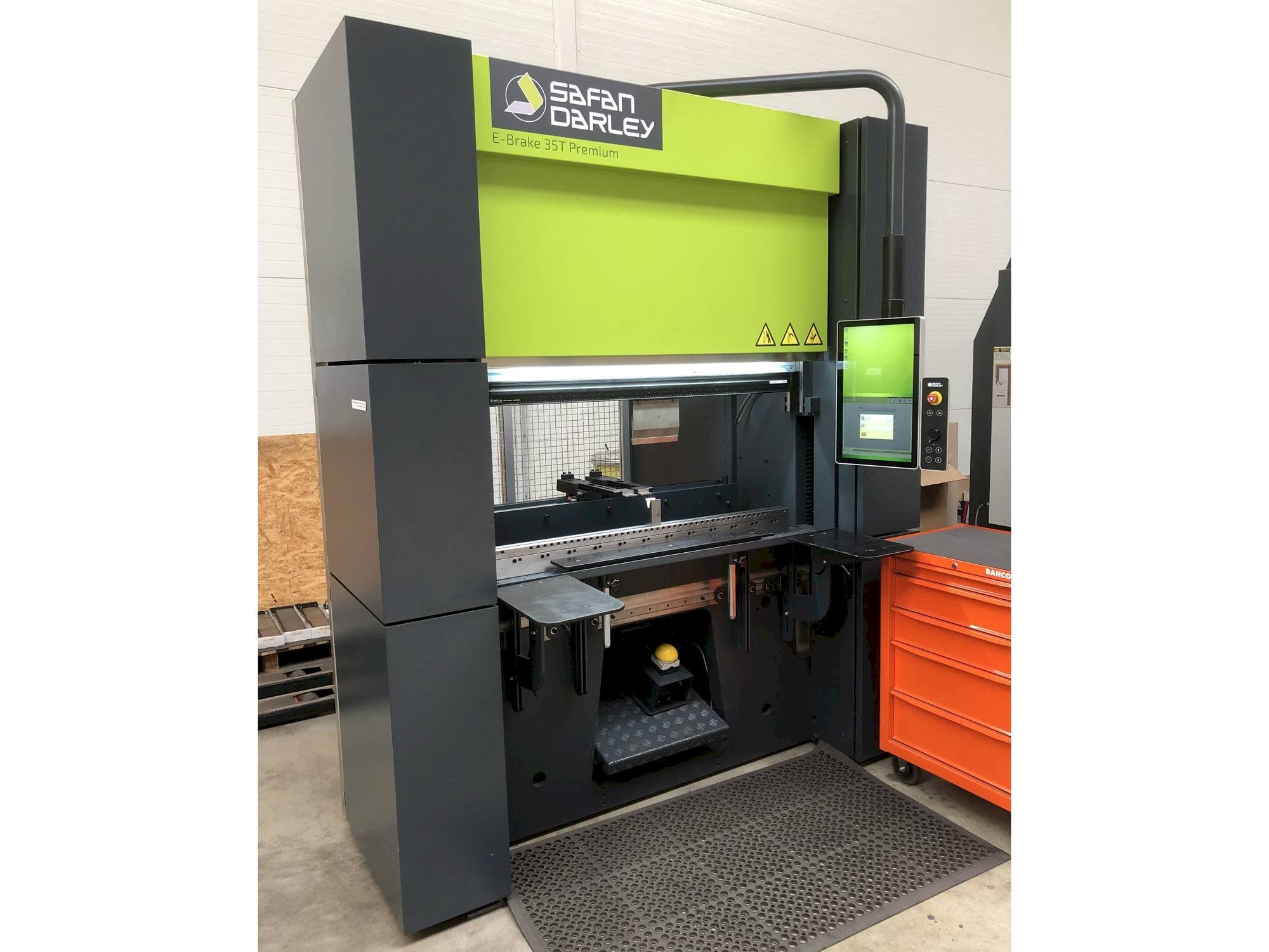 Čelní pohled  na Safan Darley E-Brake 35T Premium  stroj