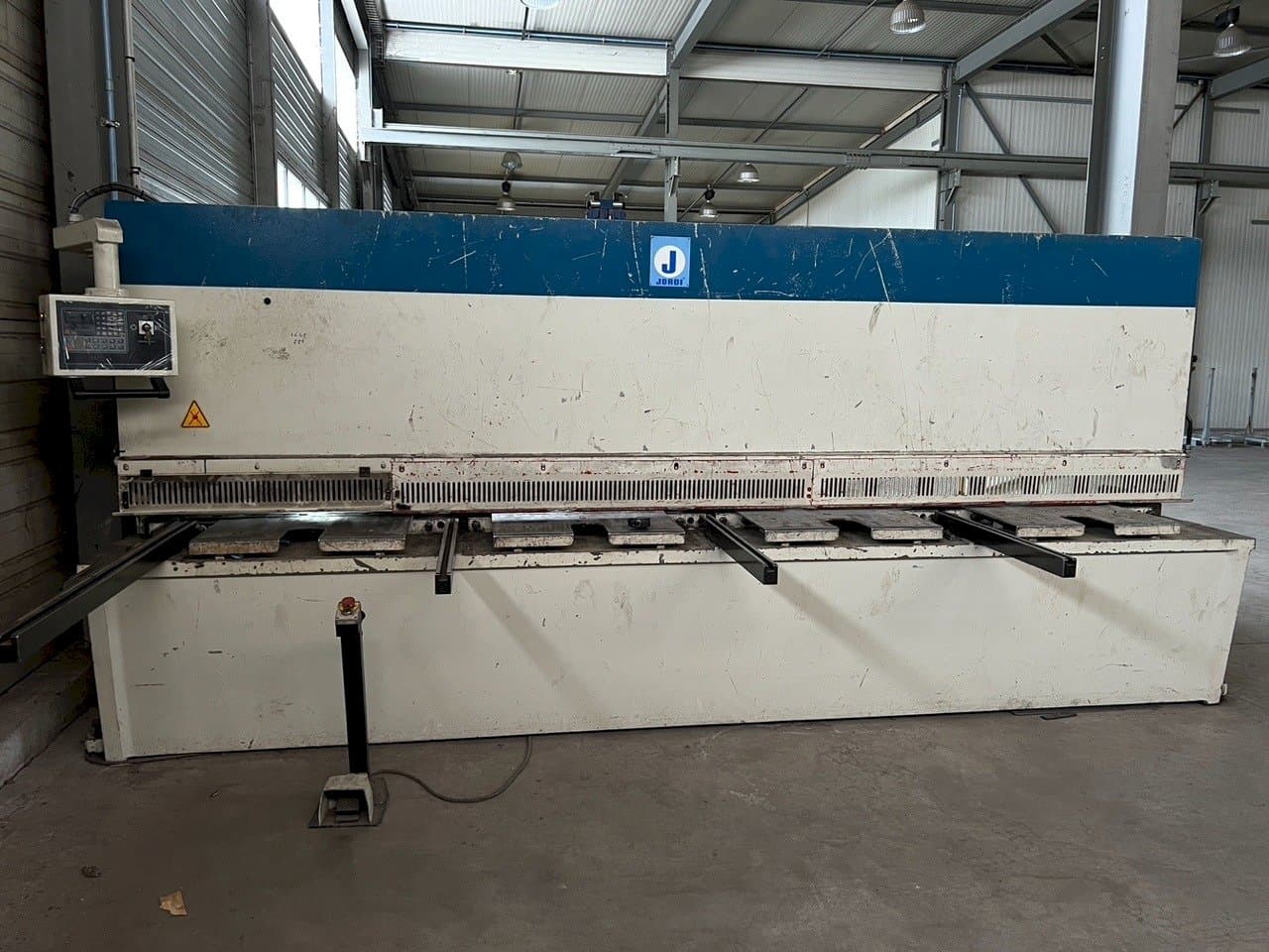 Čelní pohled  na JORDI CH 413  stroj