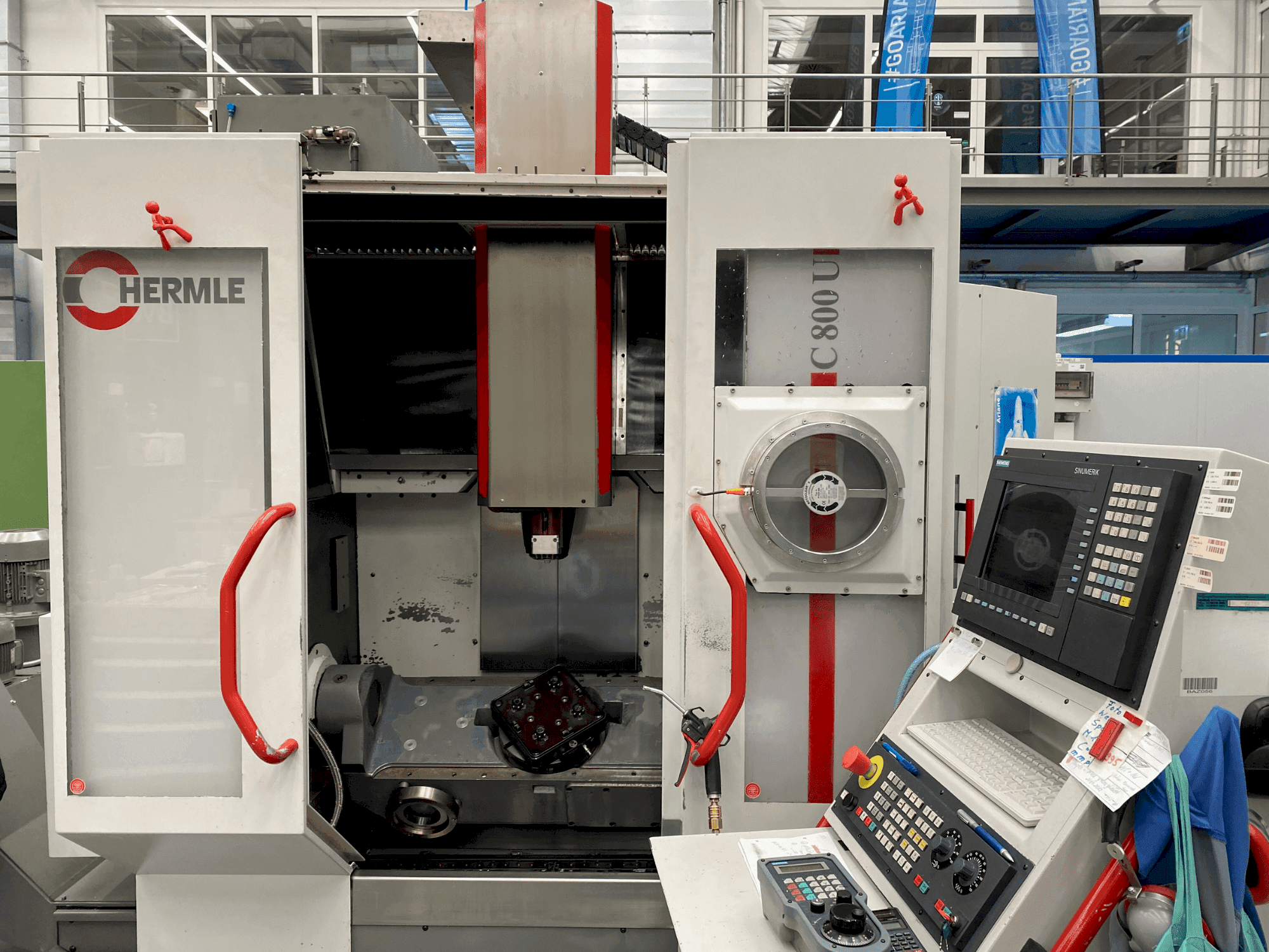 Čelní pohled  na HERMLE C800 U  stroj