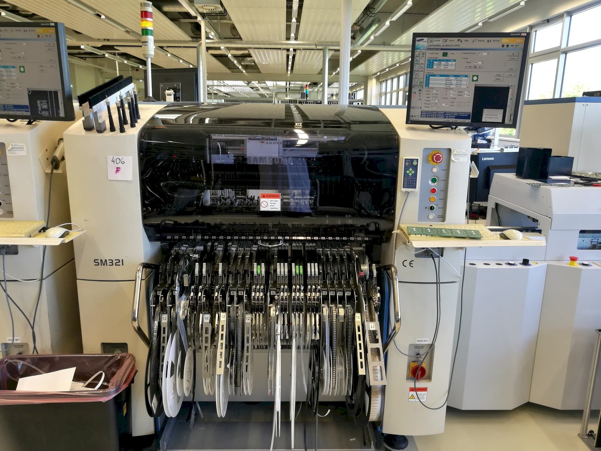 Čelní pohled  na Samsung SM 321  stroj