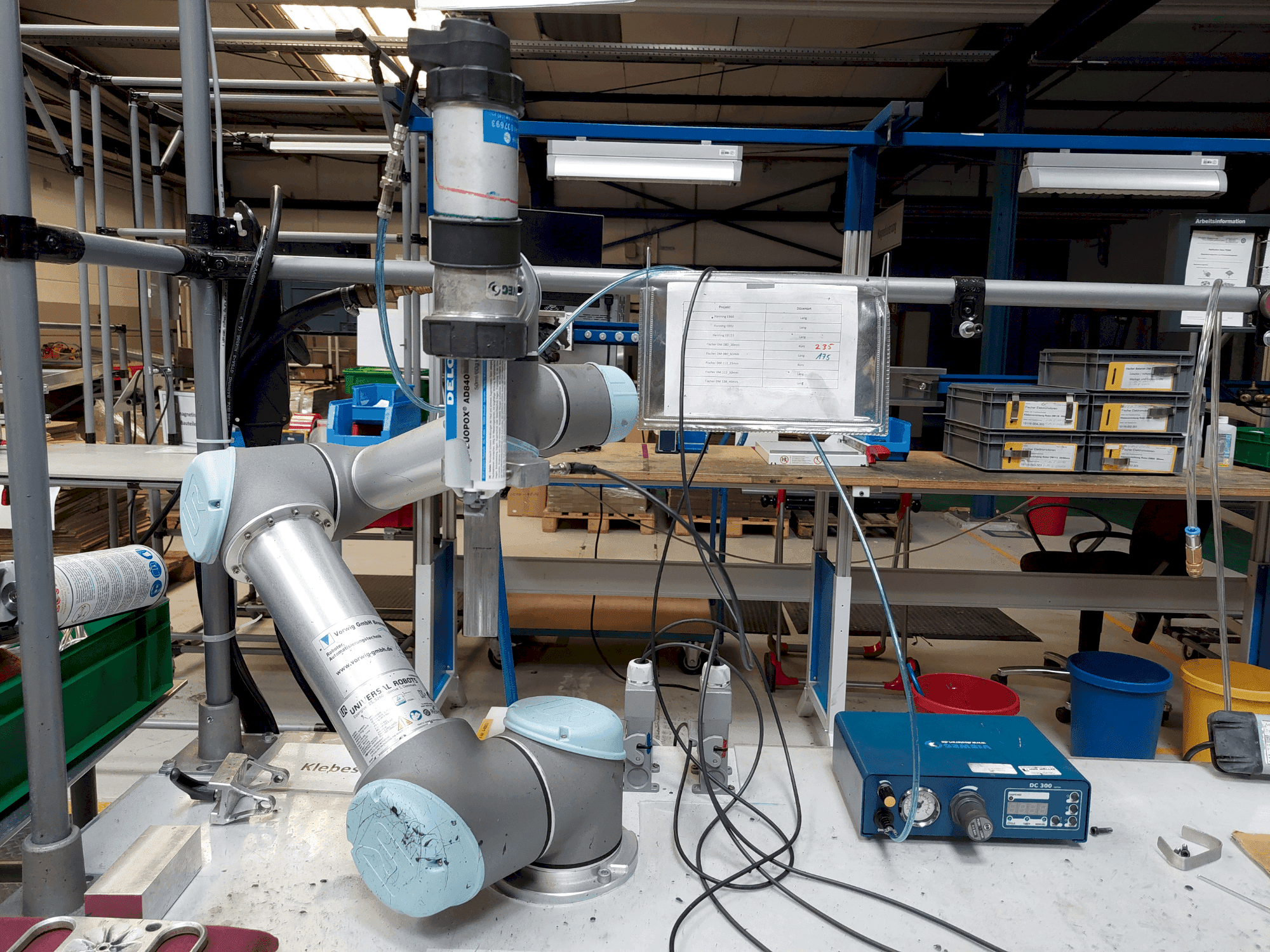 Čelní pohled  na Universal Robots UR5  stroj