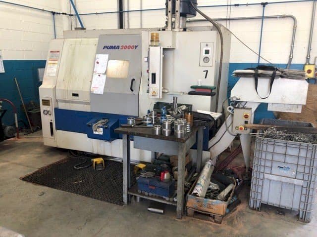 Čelní pohled  na DAEWOO Puma 2000Y  stroj