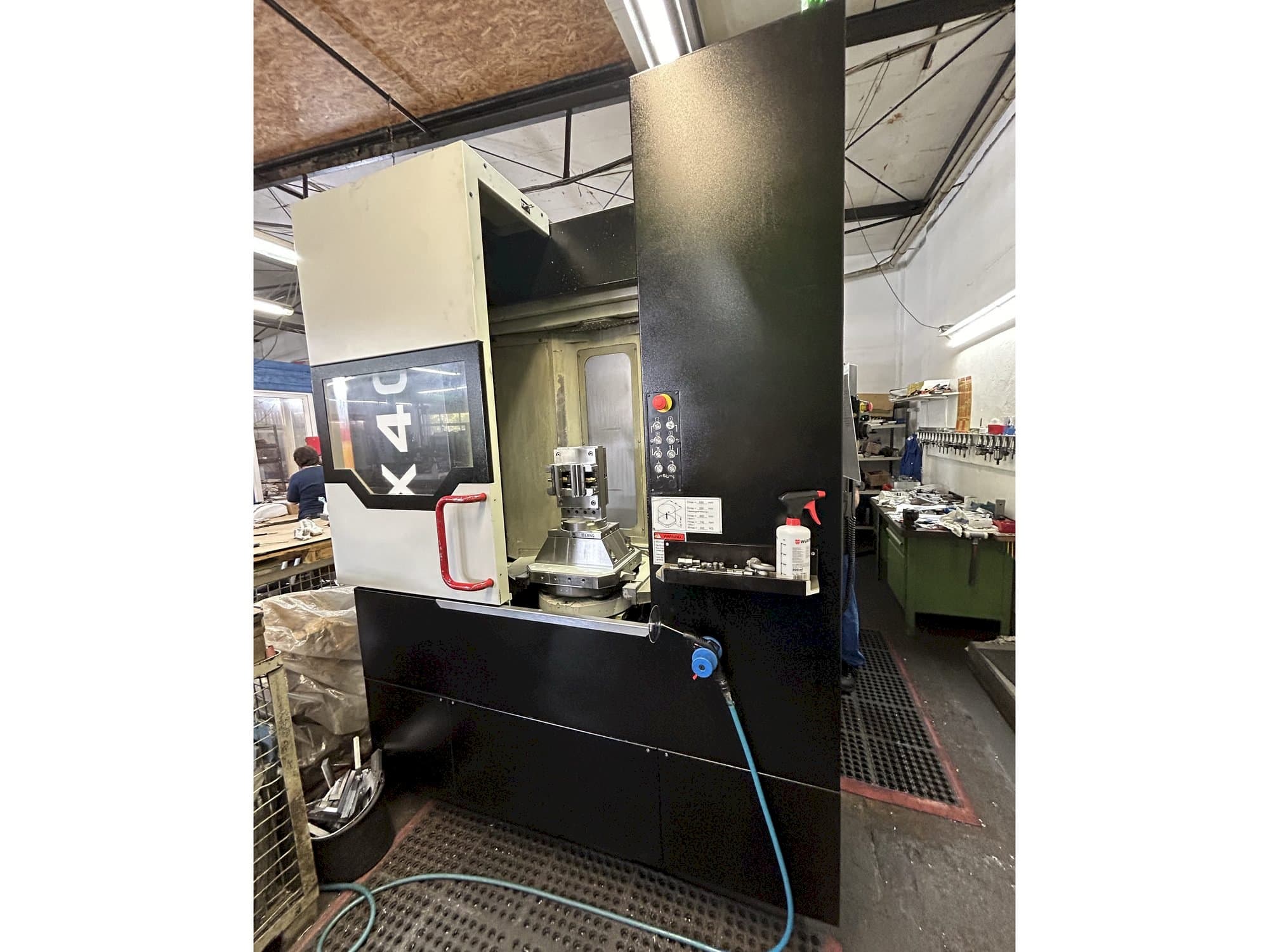 Čelní pohled  na Quaser HX404  stroj