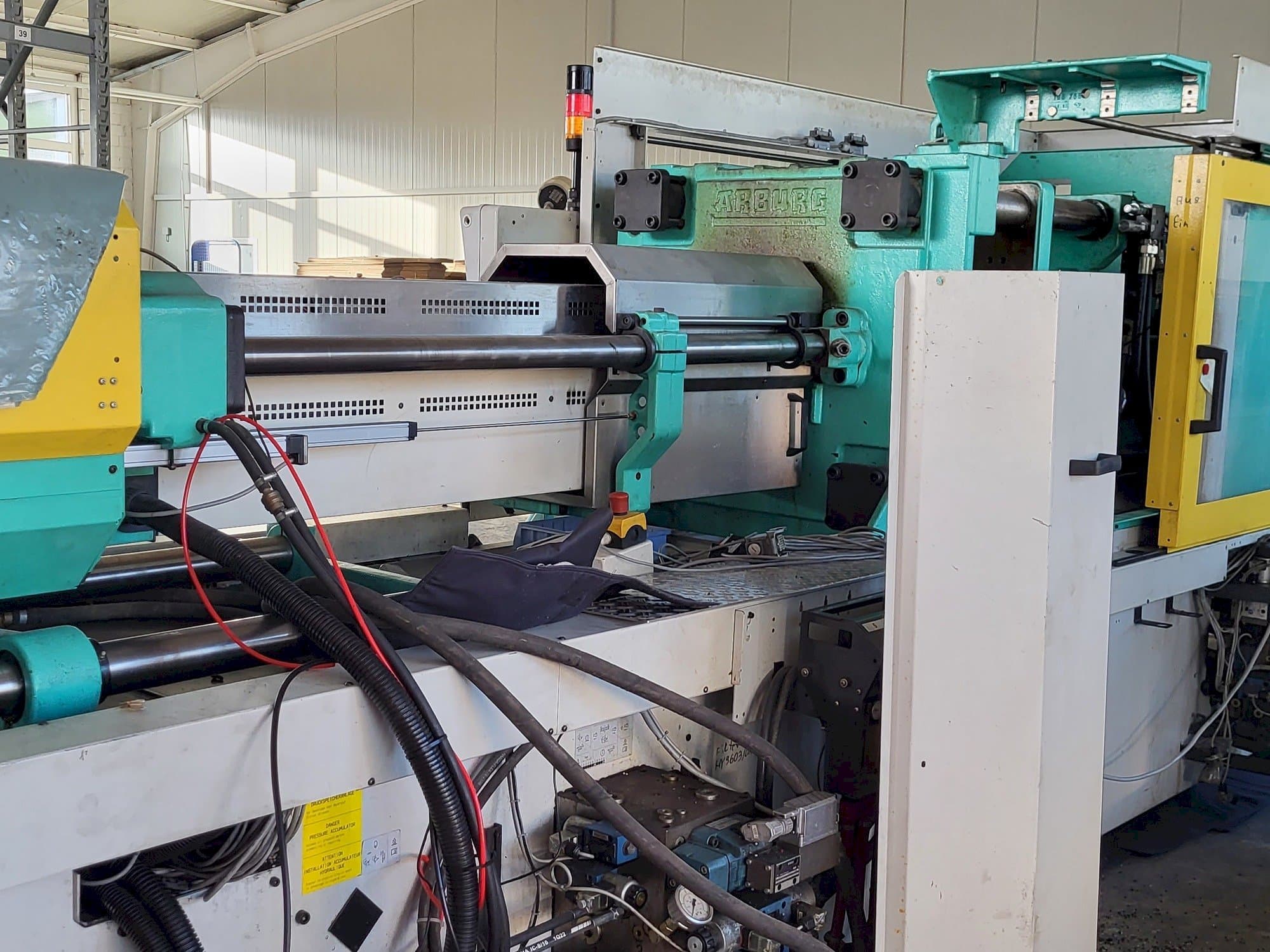 Levý pohled  na Arburg Allrounder Centex 570C2200-1300  stroj