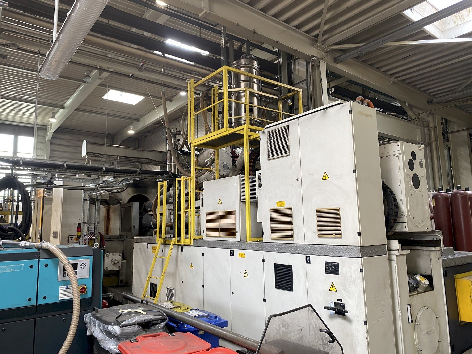 Čelní pohled  na Krauss Maffei 1600-12000-1400 MZ  stroj