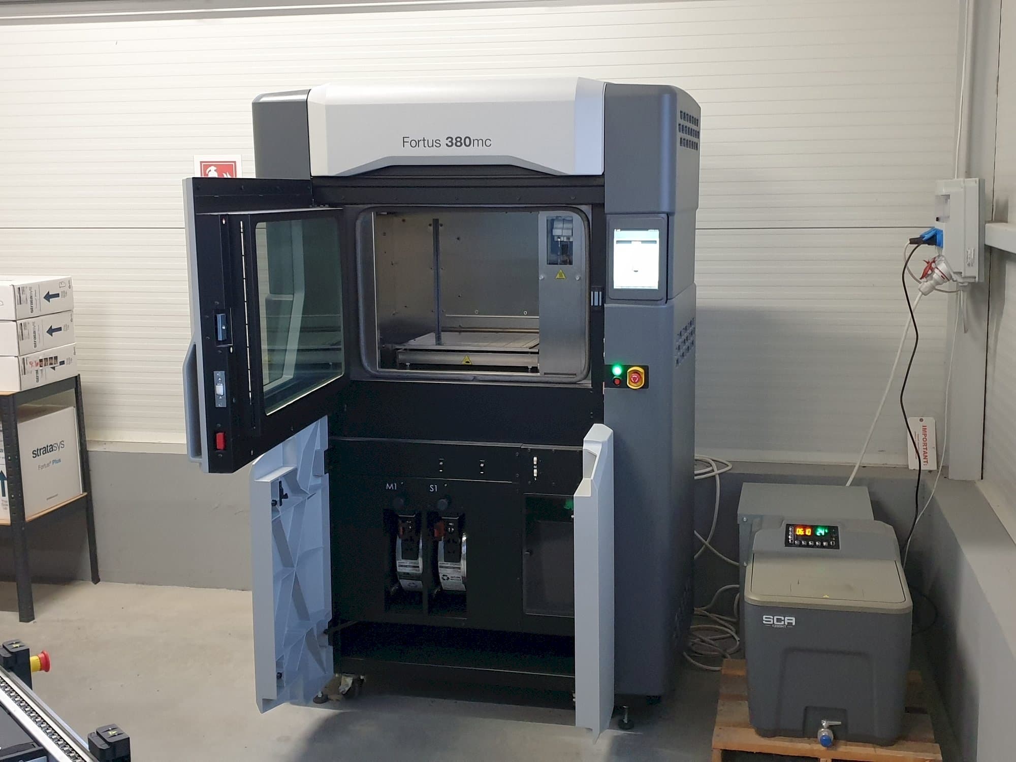 Čelní pohled  na Stratasys Fortus 380mc  stroj