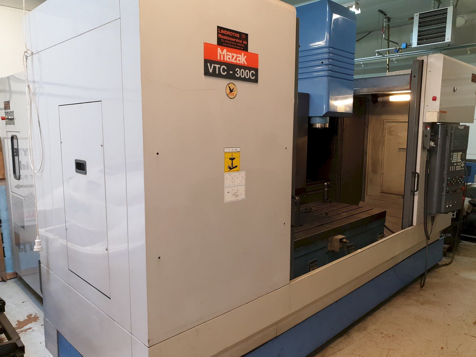 Levý boční pohled  na Mazak VTC-300C  stroj
