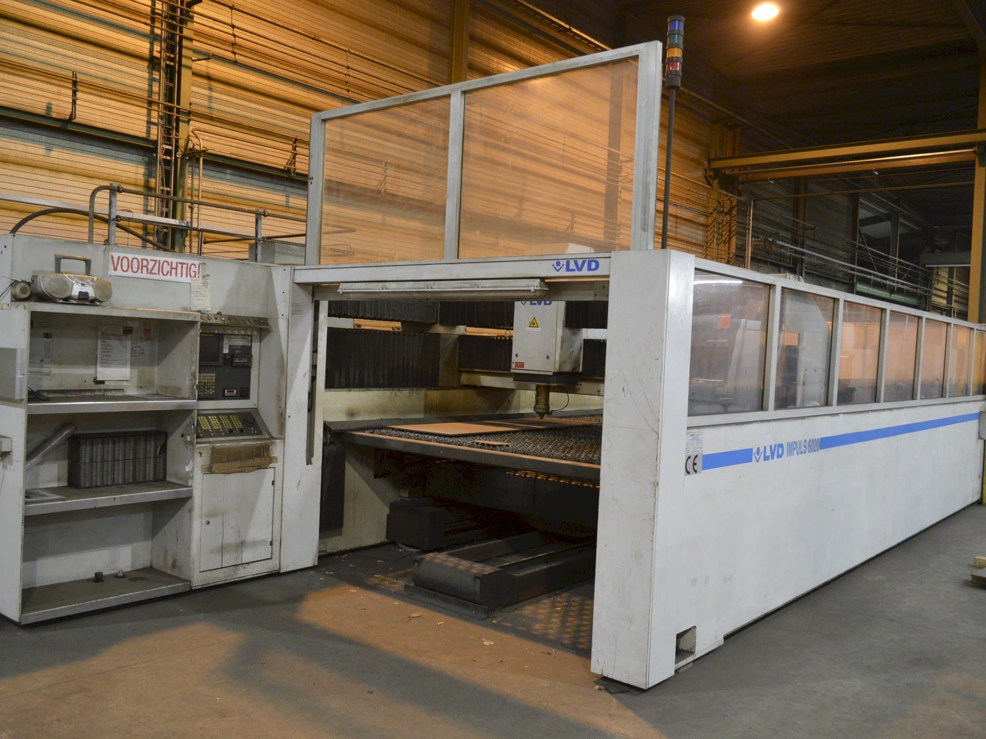 Čelní pohled  na LVD IMPULS 6020  stroj