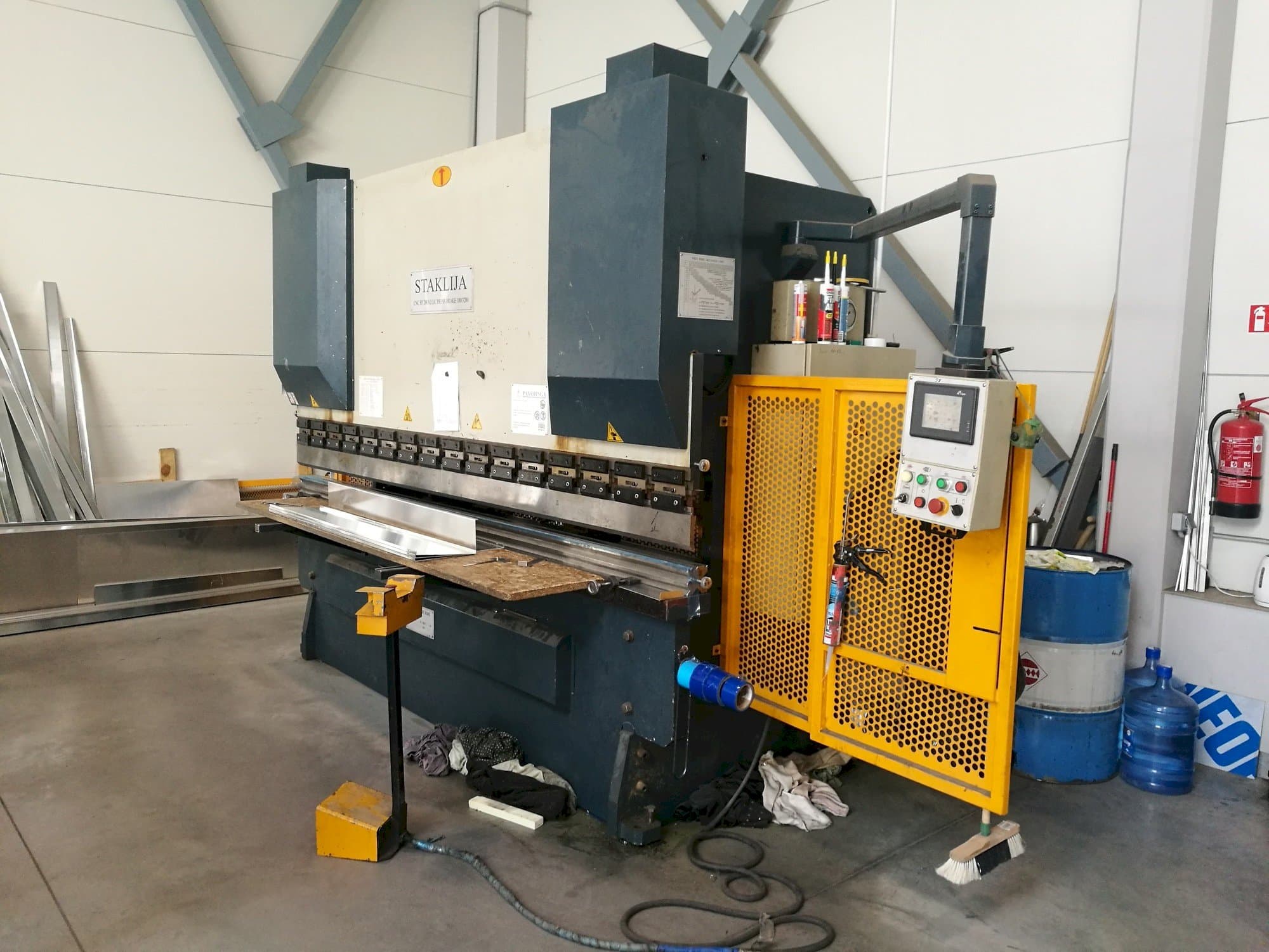 Čelní pohled  na Staklija WC67K-100x3200  stroj