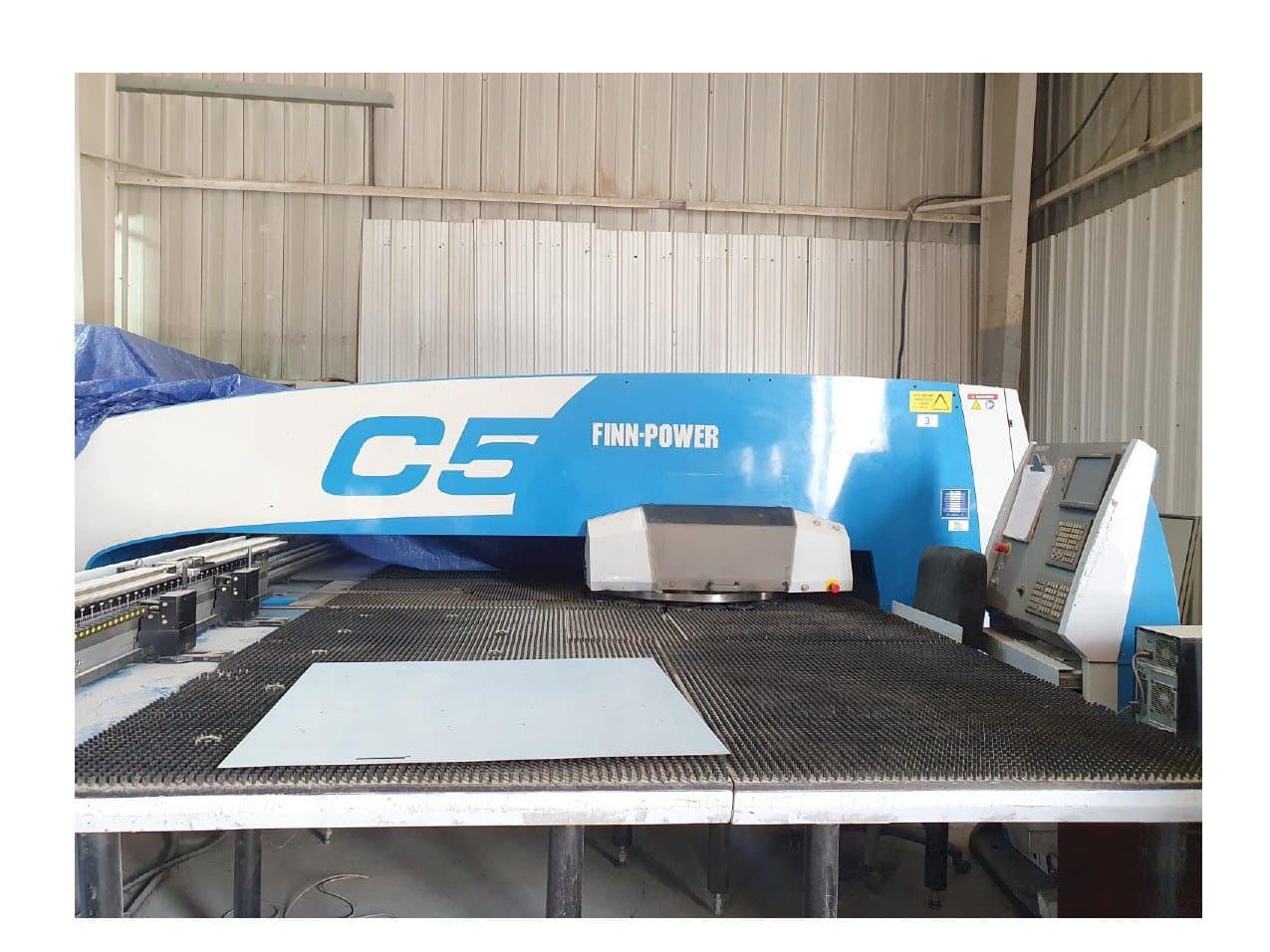 Čelní pohled  na Finn-Power C5  stroj