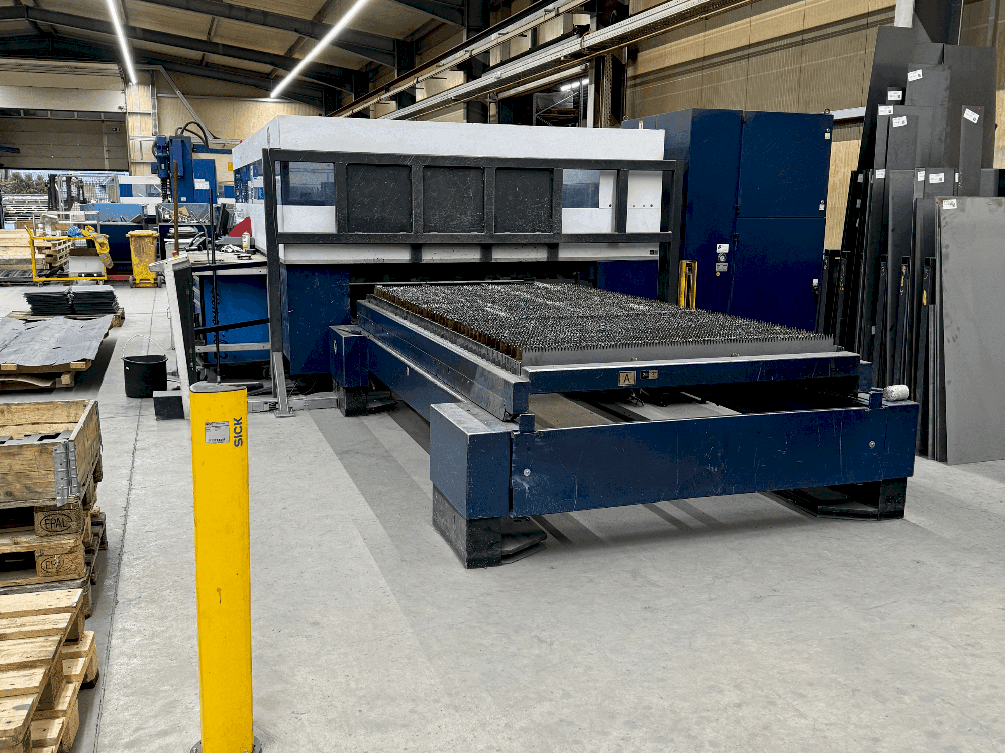 Čelní pohled  na TRUMPF TruLaser 3030 4kW (L20)  stroj