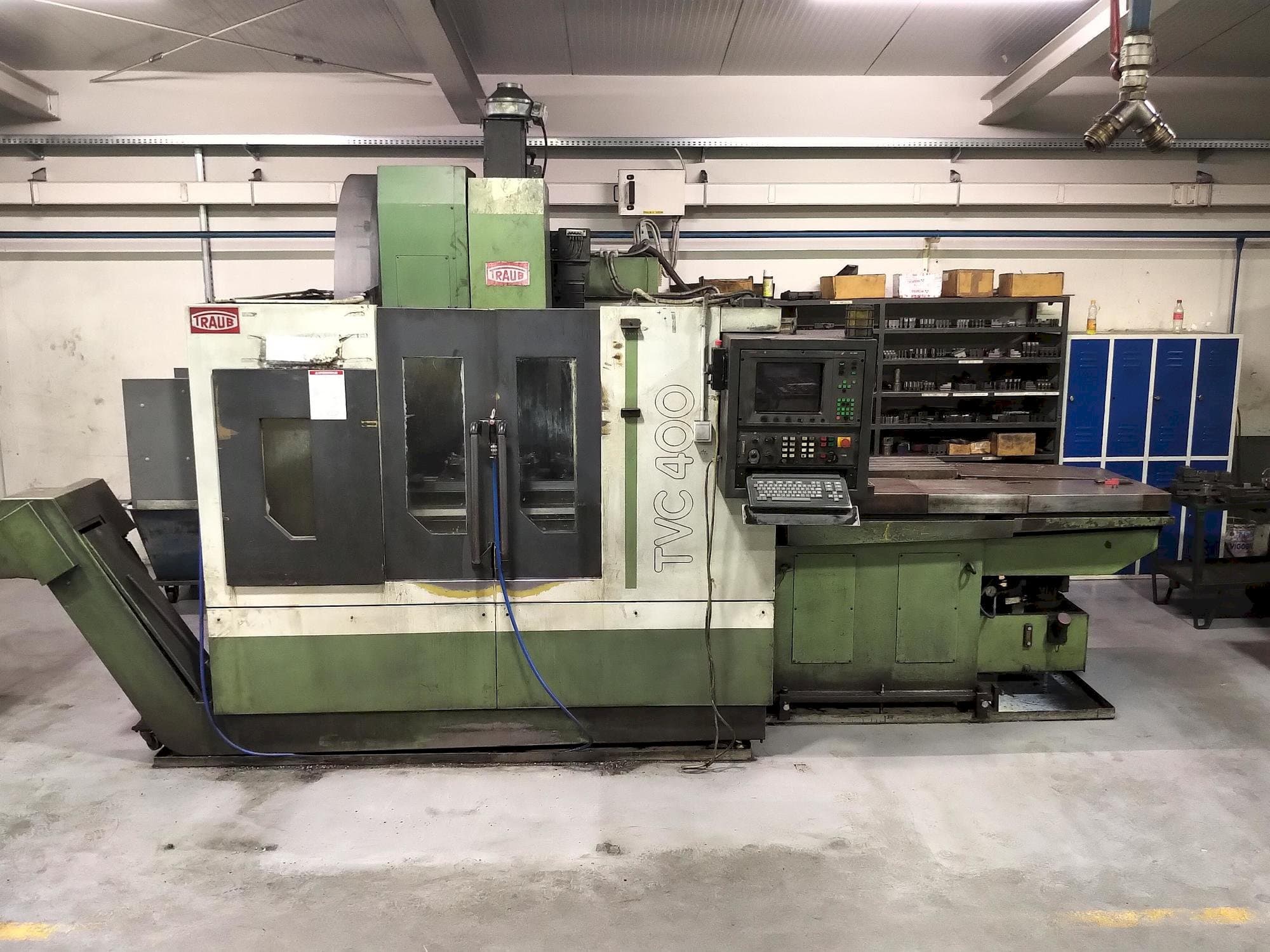 Čelní pohled  na TRAUB TVC 400 P  stroj