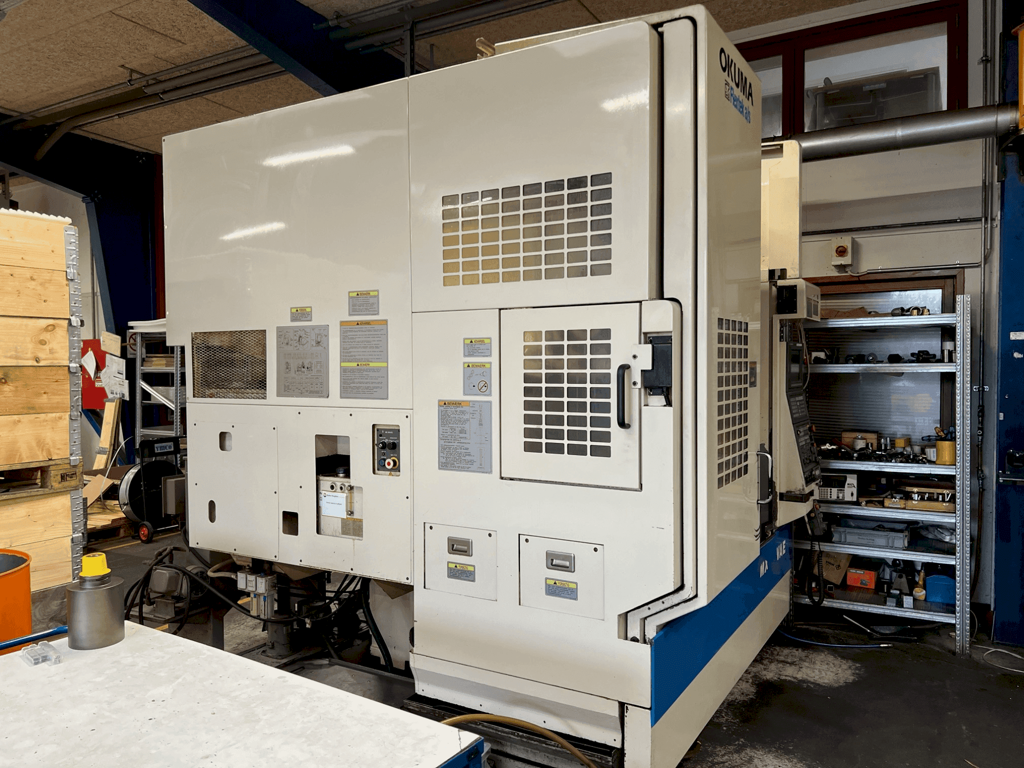 Čelní pohled  na Okuma MX-45 VAE  stroj